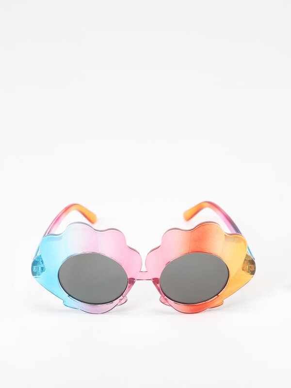 Seashell-shaped sunglasses