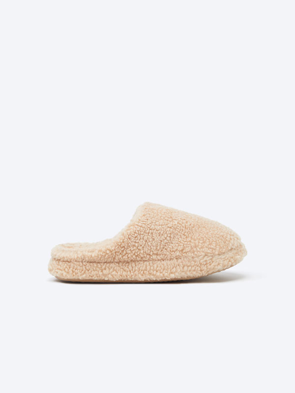 Faux fur house slippers