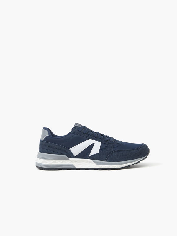 Casual sneakers