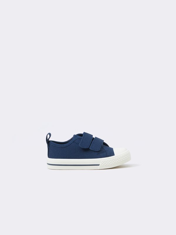 Canvas sneakers with toecap
