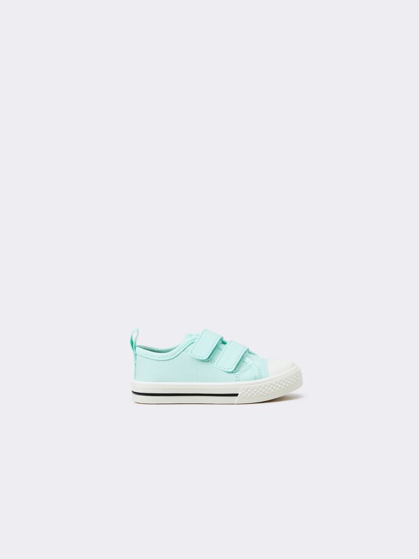 Canvas sneakers with toecap