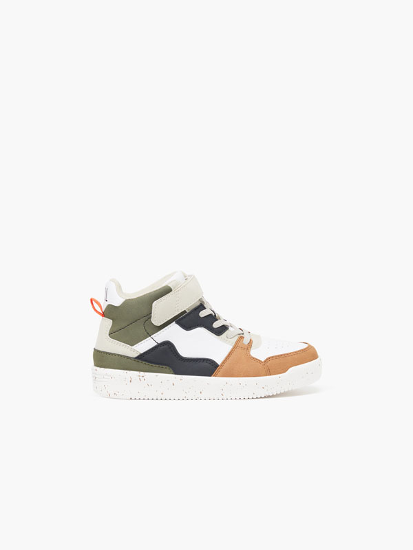 High-top basketball shoes