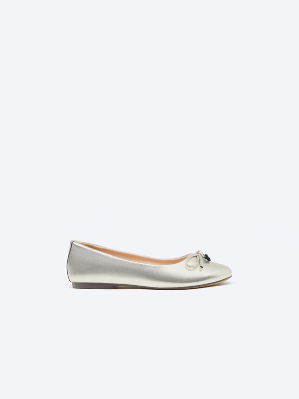 Faux-patent-finish ballet flats with bow