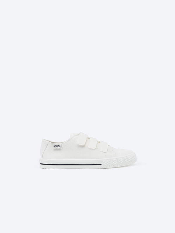 Fabric sneakers with toecap