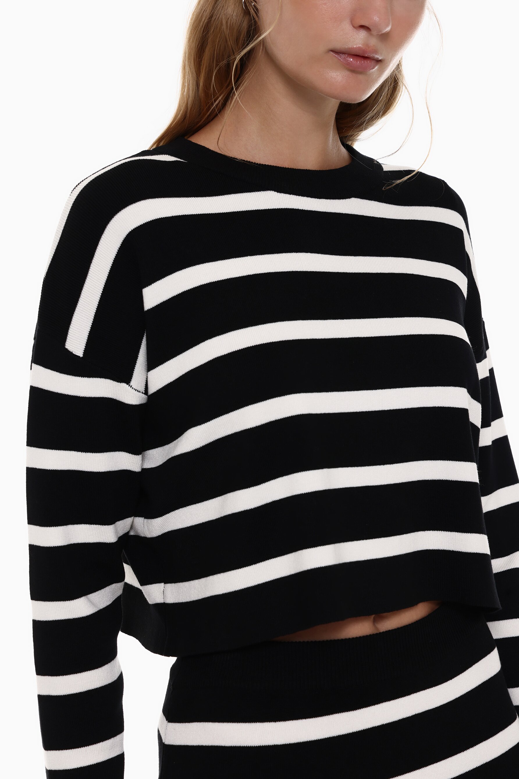 Black and white cropped sweater hotsell