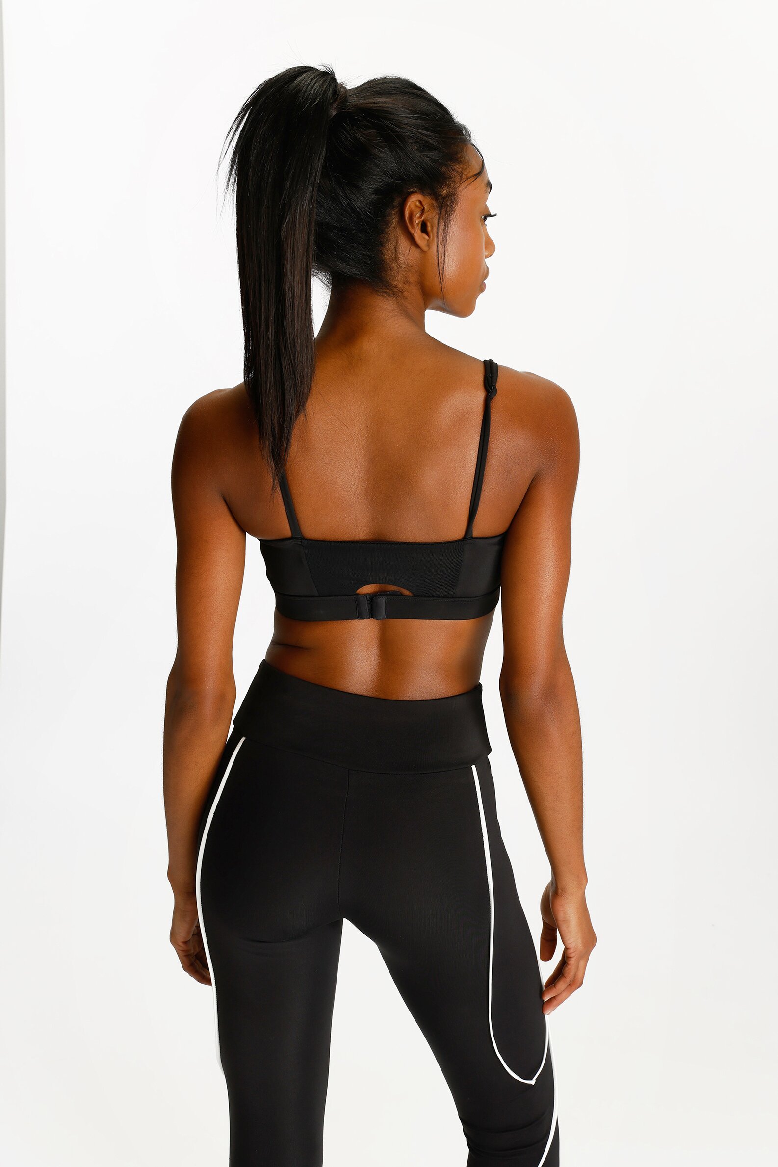 Sports bra with piping
