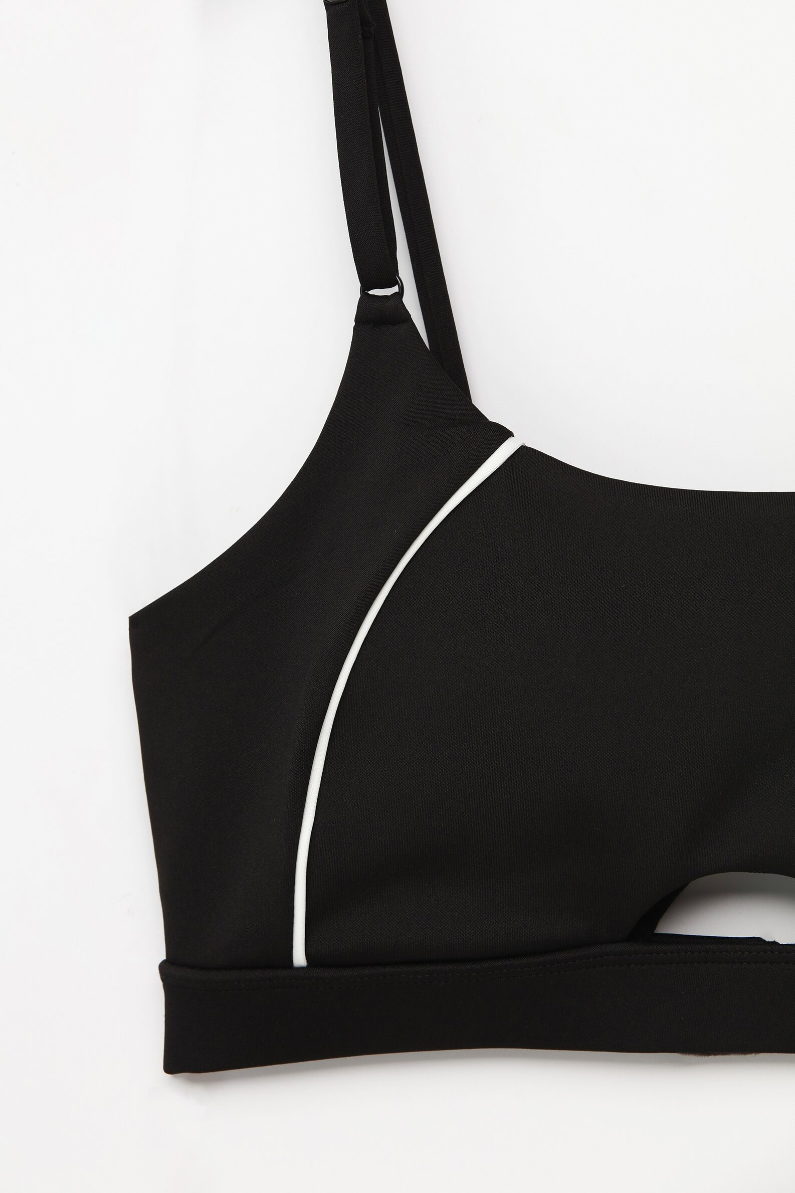 Sports bra with piping