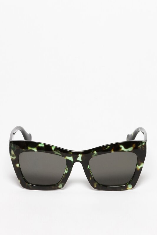 Large tortoiseshell-effect sunglasses