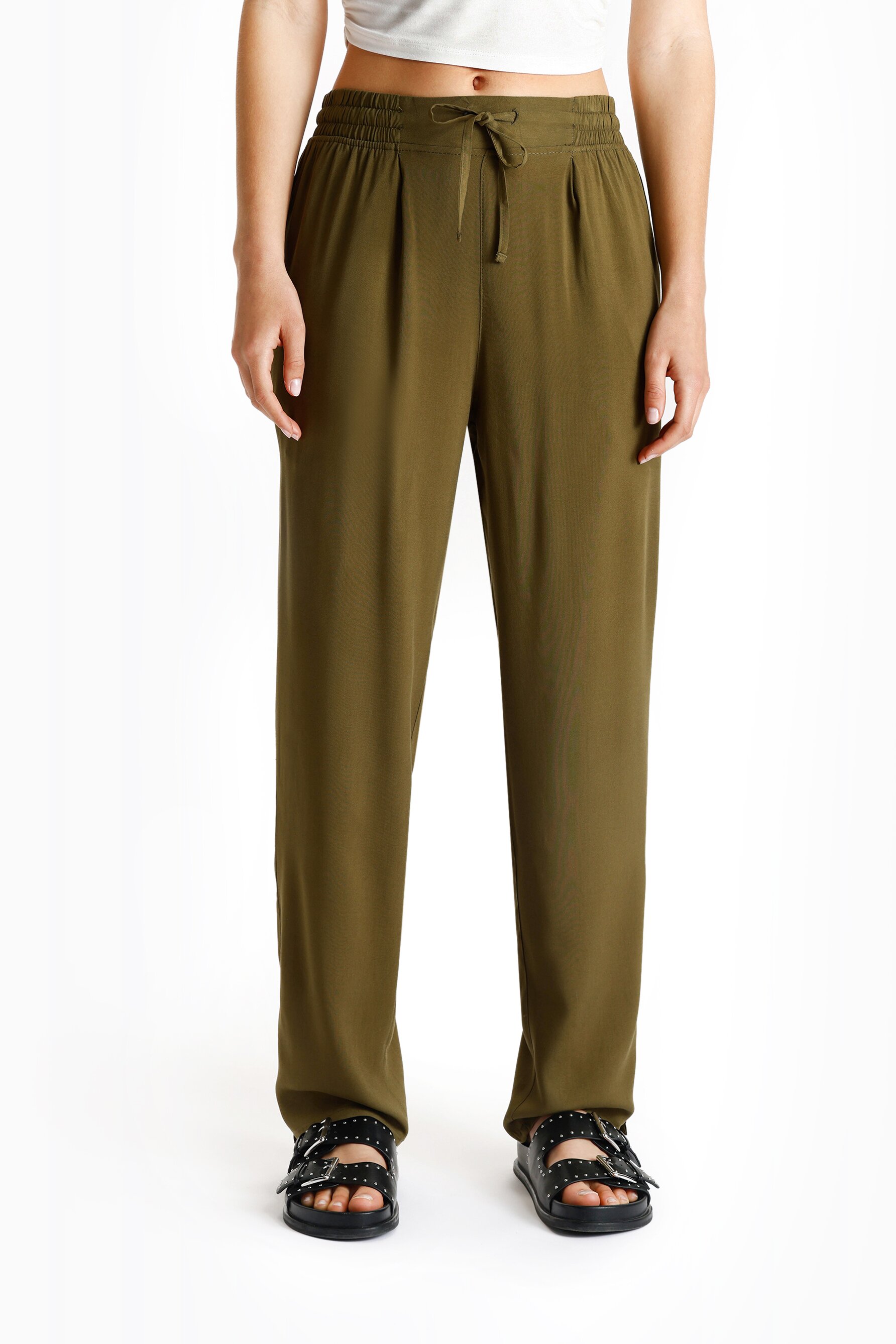 Pantalón fluido tipo pijama con cintura elástica y bolsillos laterales.