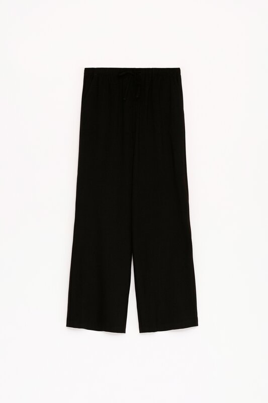 Flowing trousers with an elastic waistband