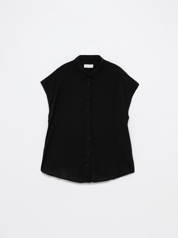 Flowing sleeveless shirt