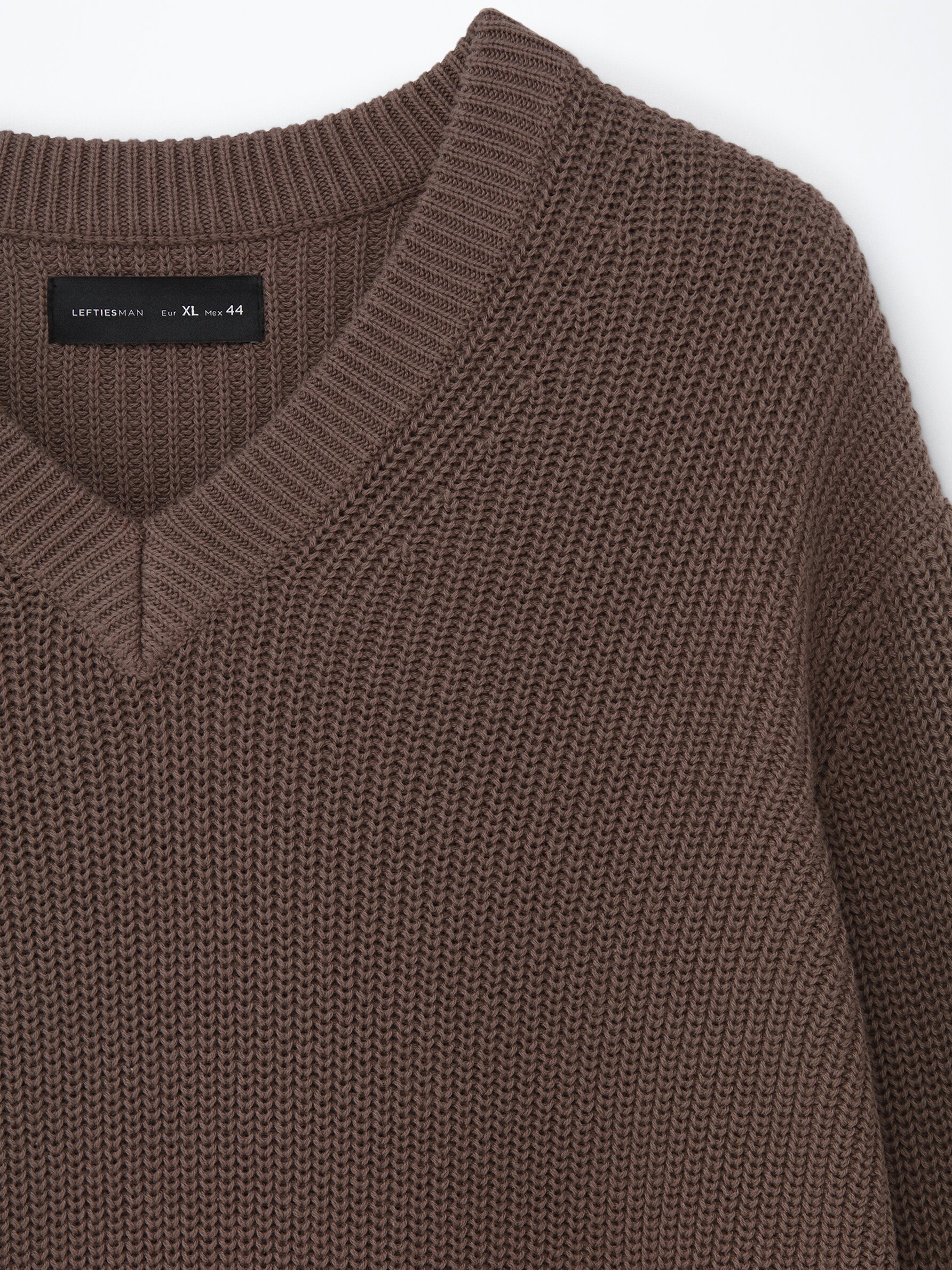 Jersey de hombre de lana con cuello de pico - Toda la ropa de punto para  hombre - Novedades 2024