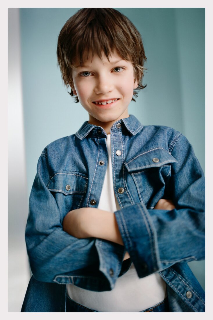 Retrato Del Niño Pequeño De Moda En Camisa Amarilla Foto de