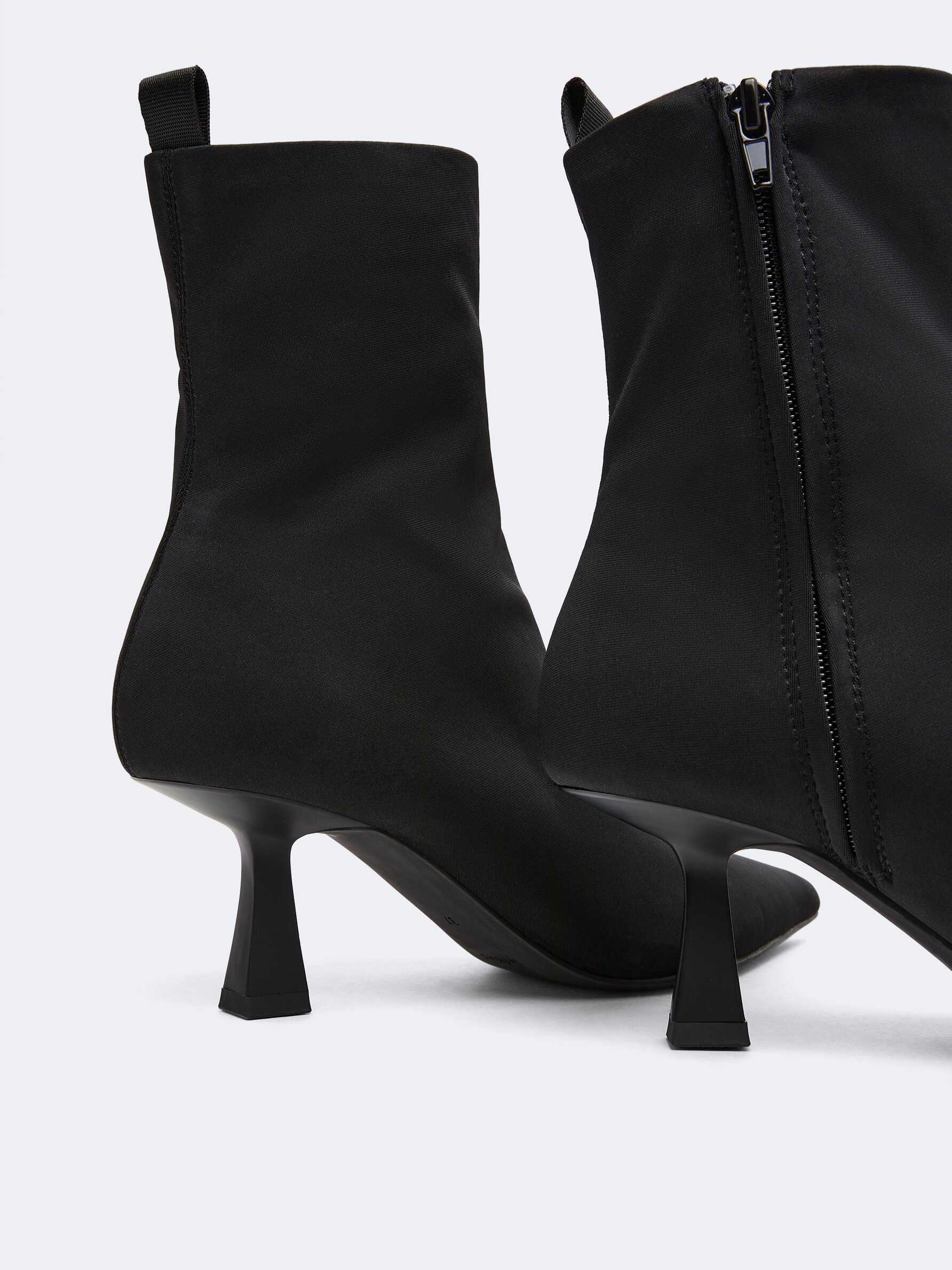 Botin negro tacon fino top