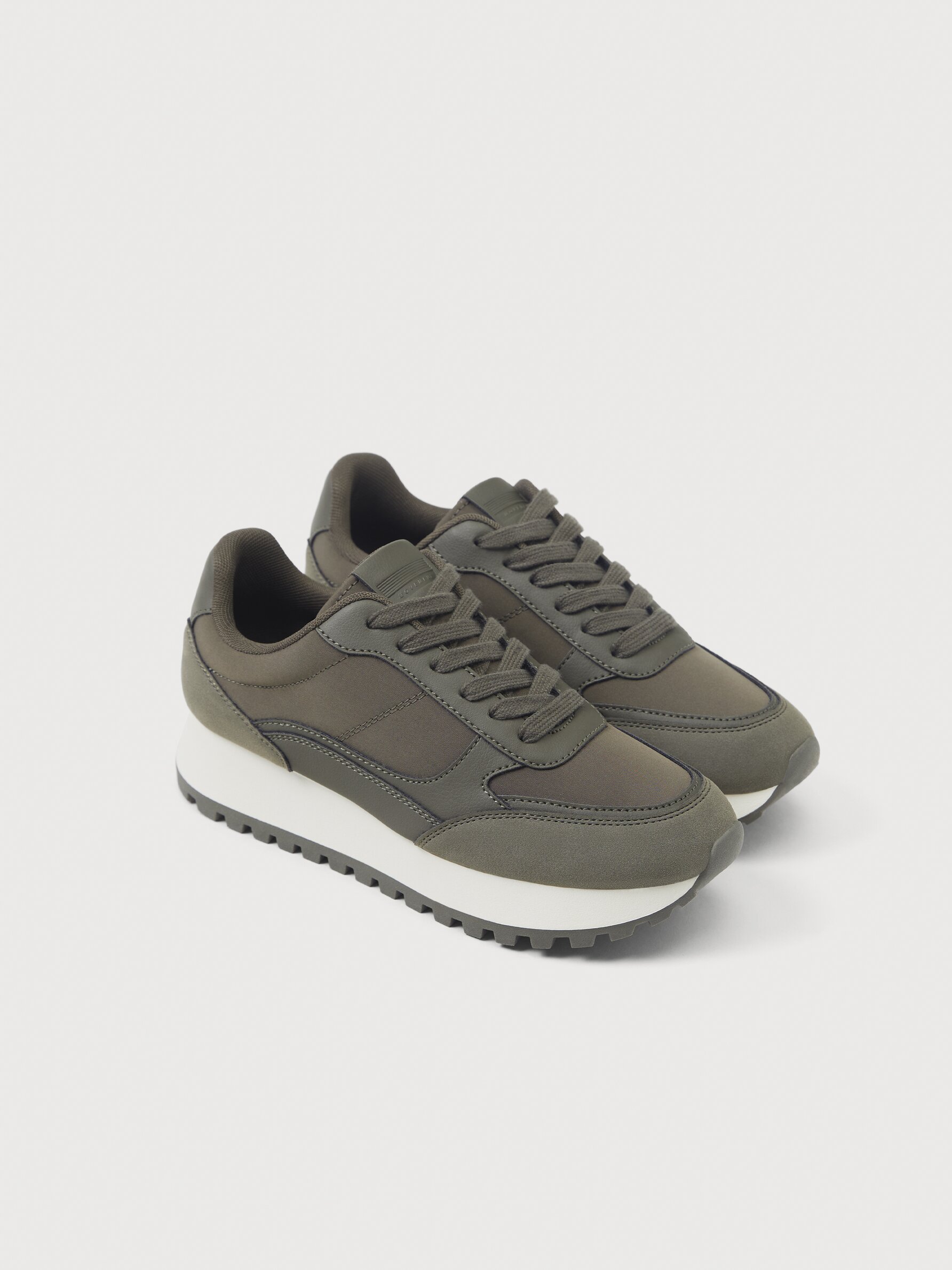 Sneaker on sale chunky sole