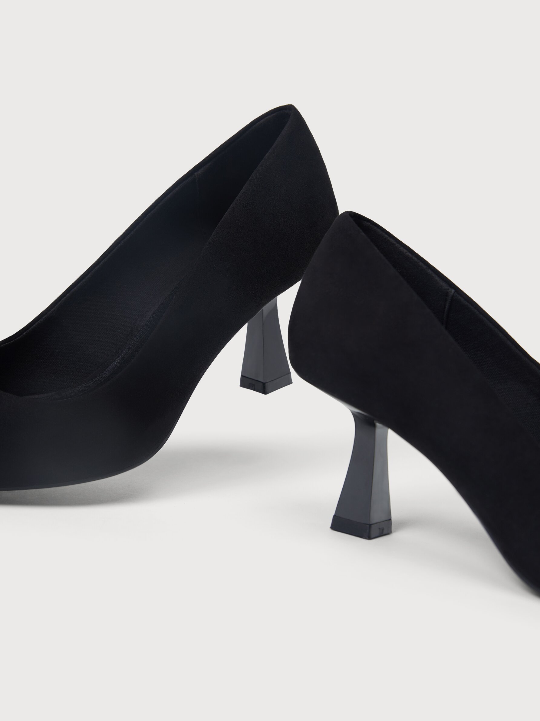 Minimalist high heel shoes