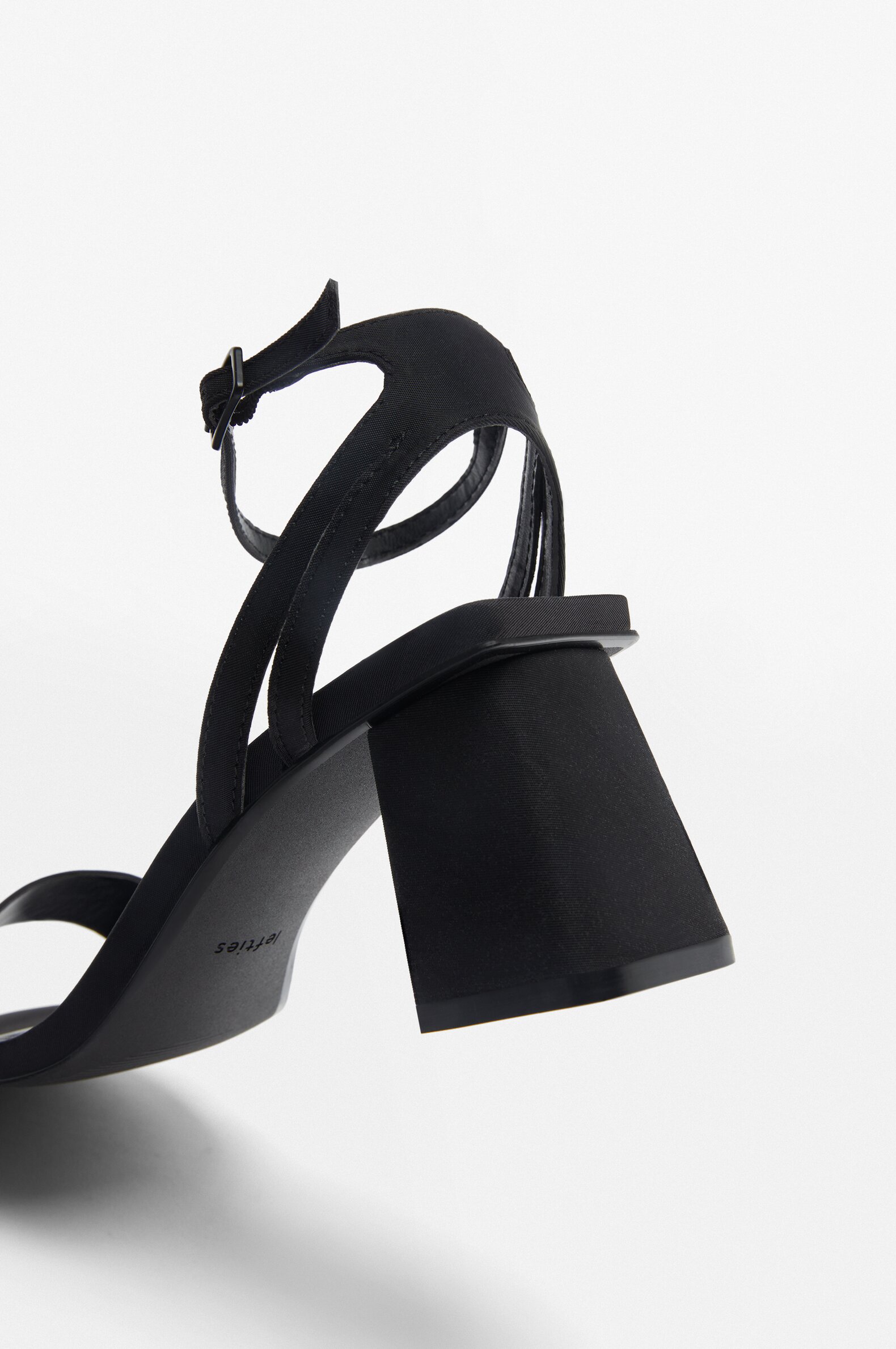 Black and white sandals with heel 2025