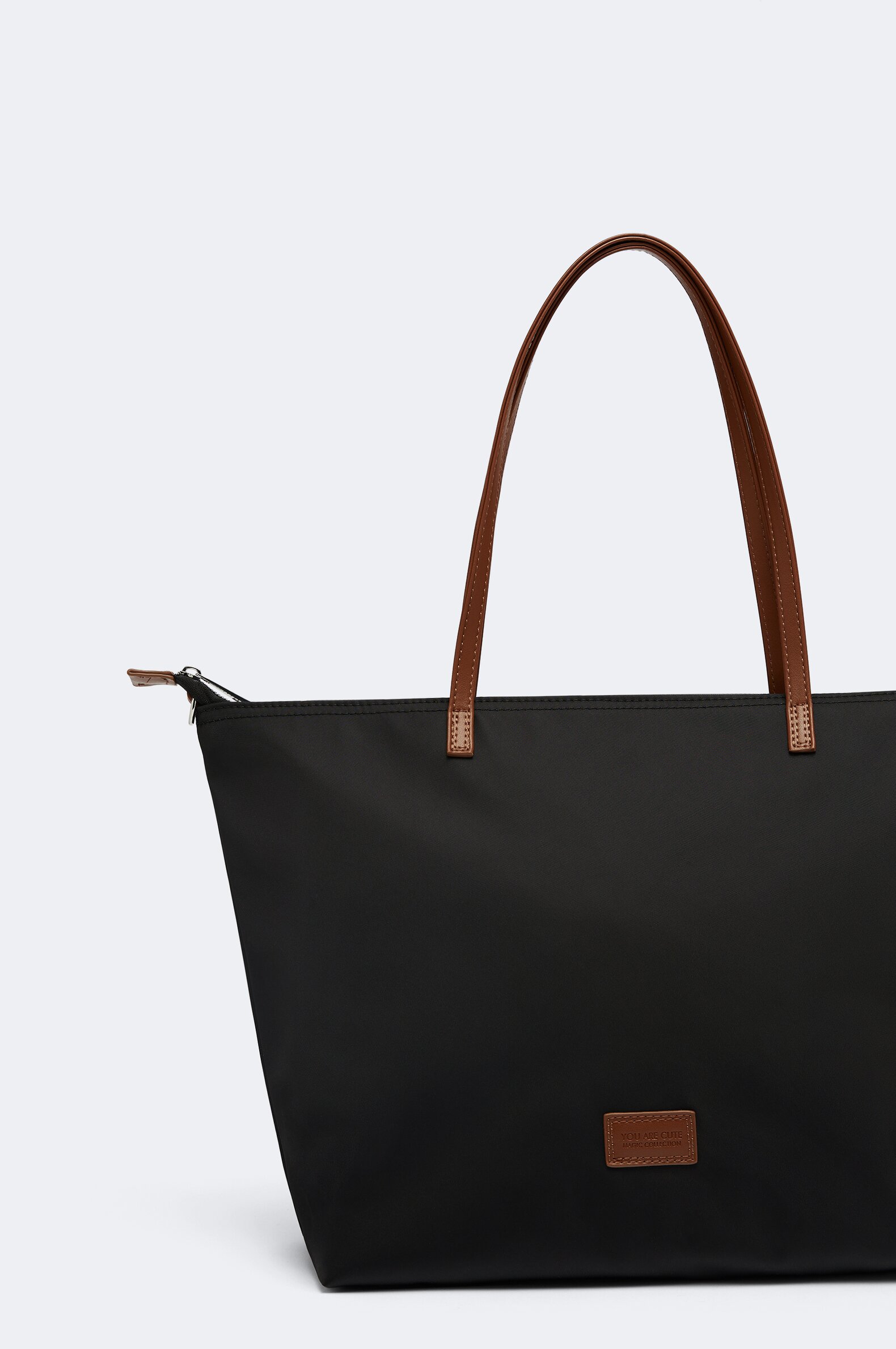 Large shopper store bag with zip
