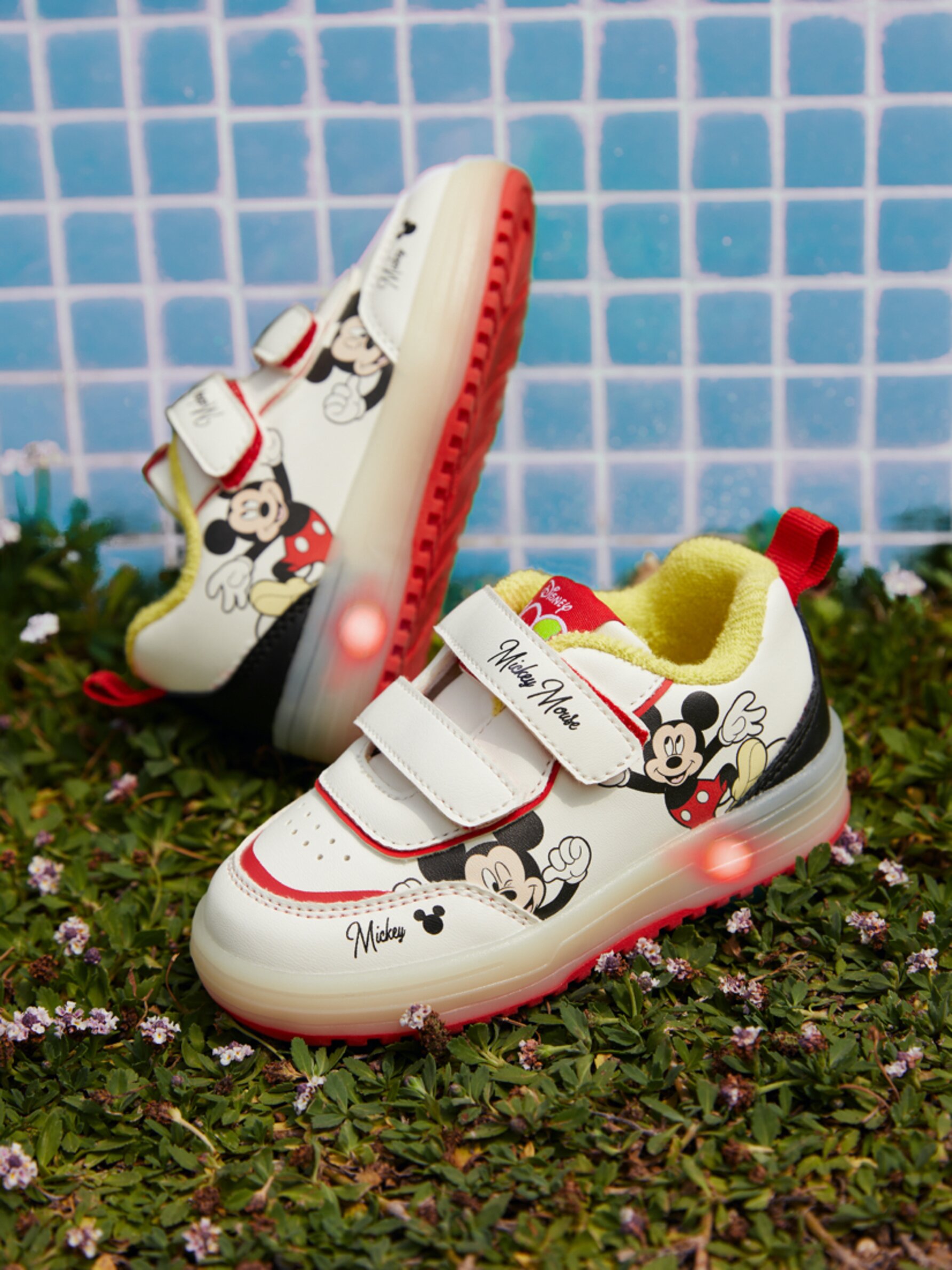 Mickey Mouse DISNEY sneakers with light detail