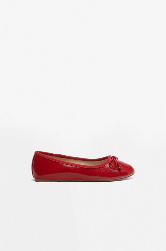 Faux patent ballerinas with bow