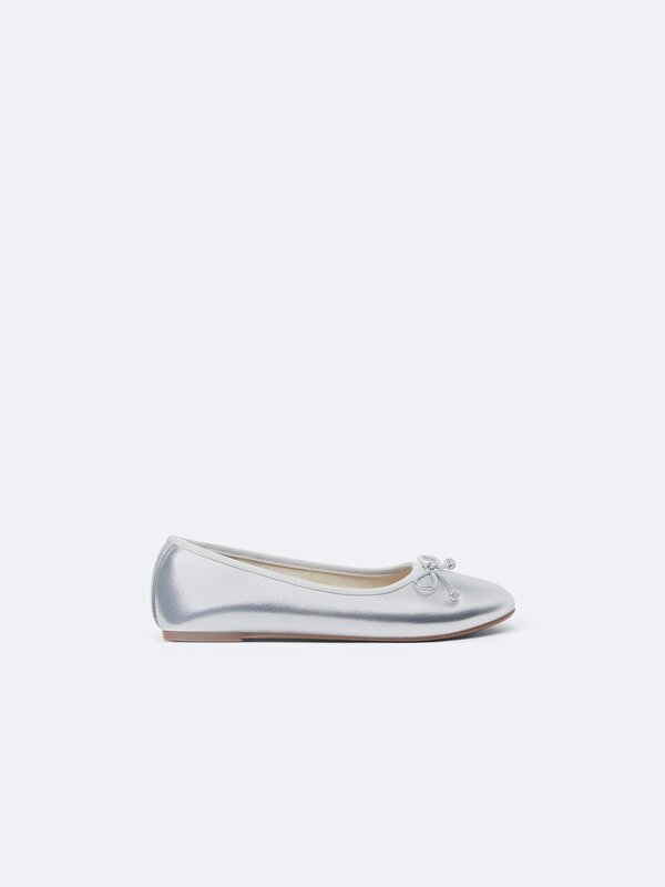 Metallic ballet flats with bow