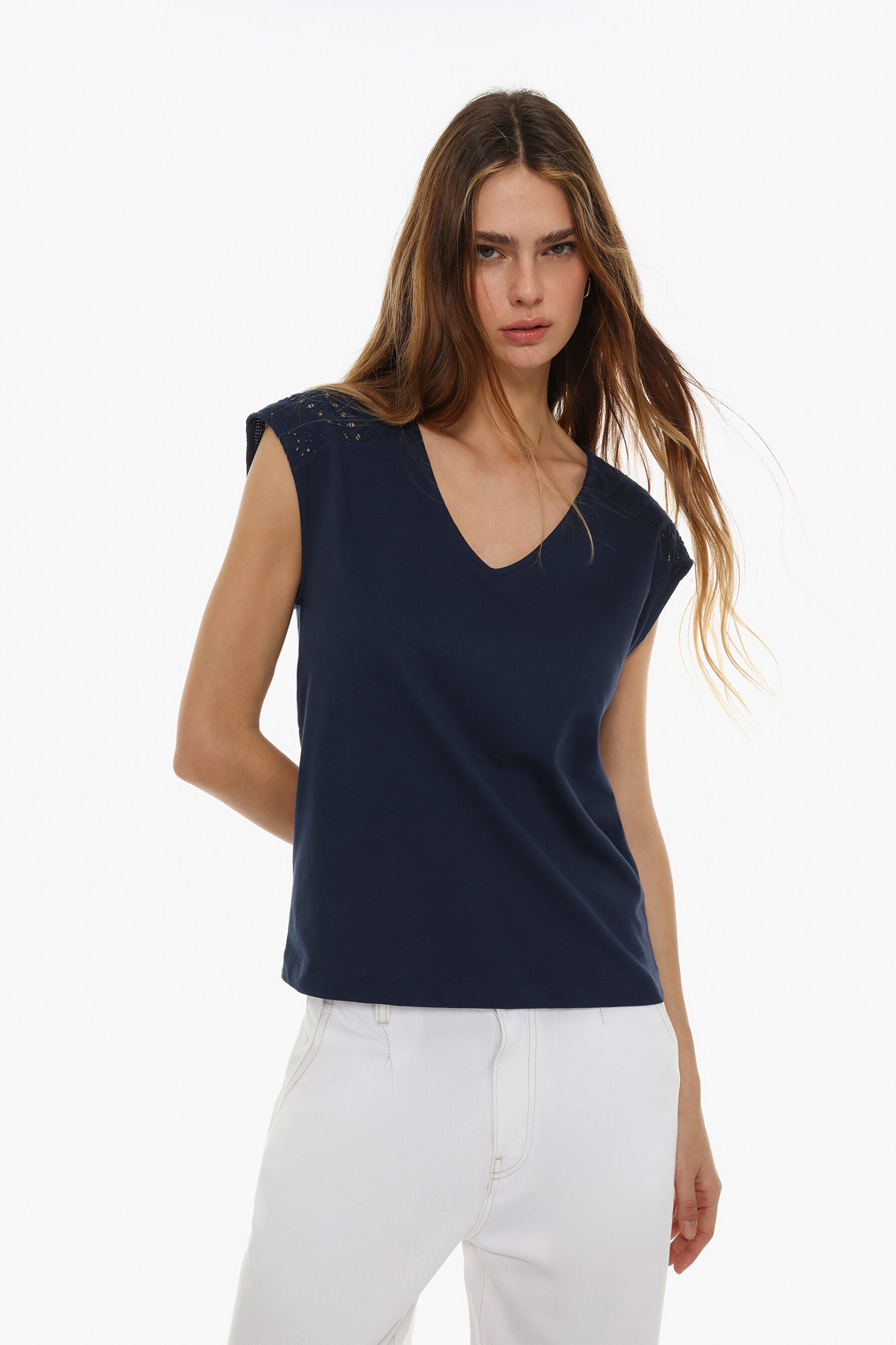 Camiseta detalle bordado suizo