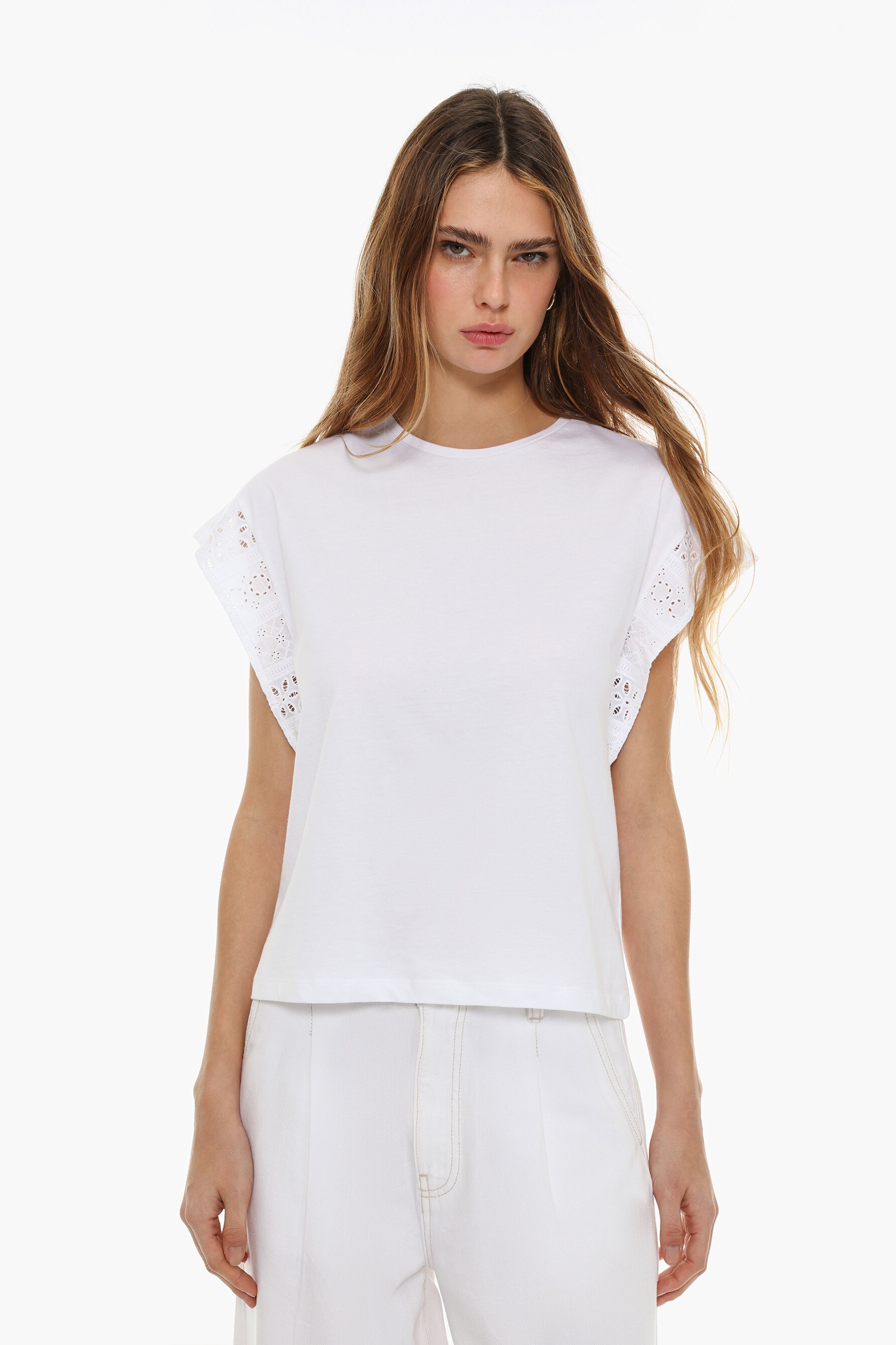 Camiseta manga bordado suizo