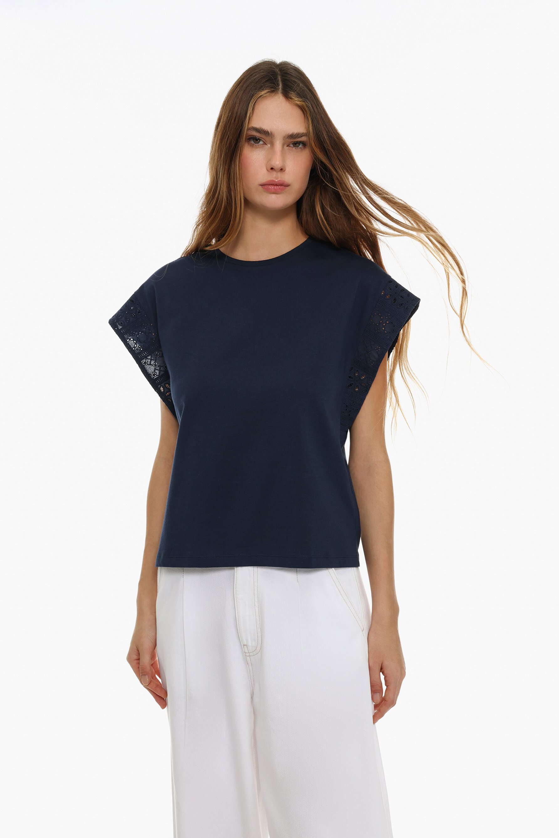 Camiseta manga bordado suizo