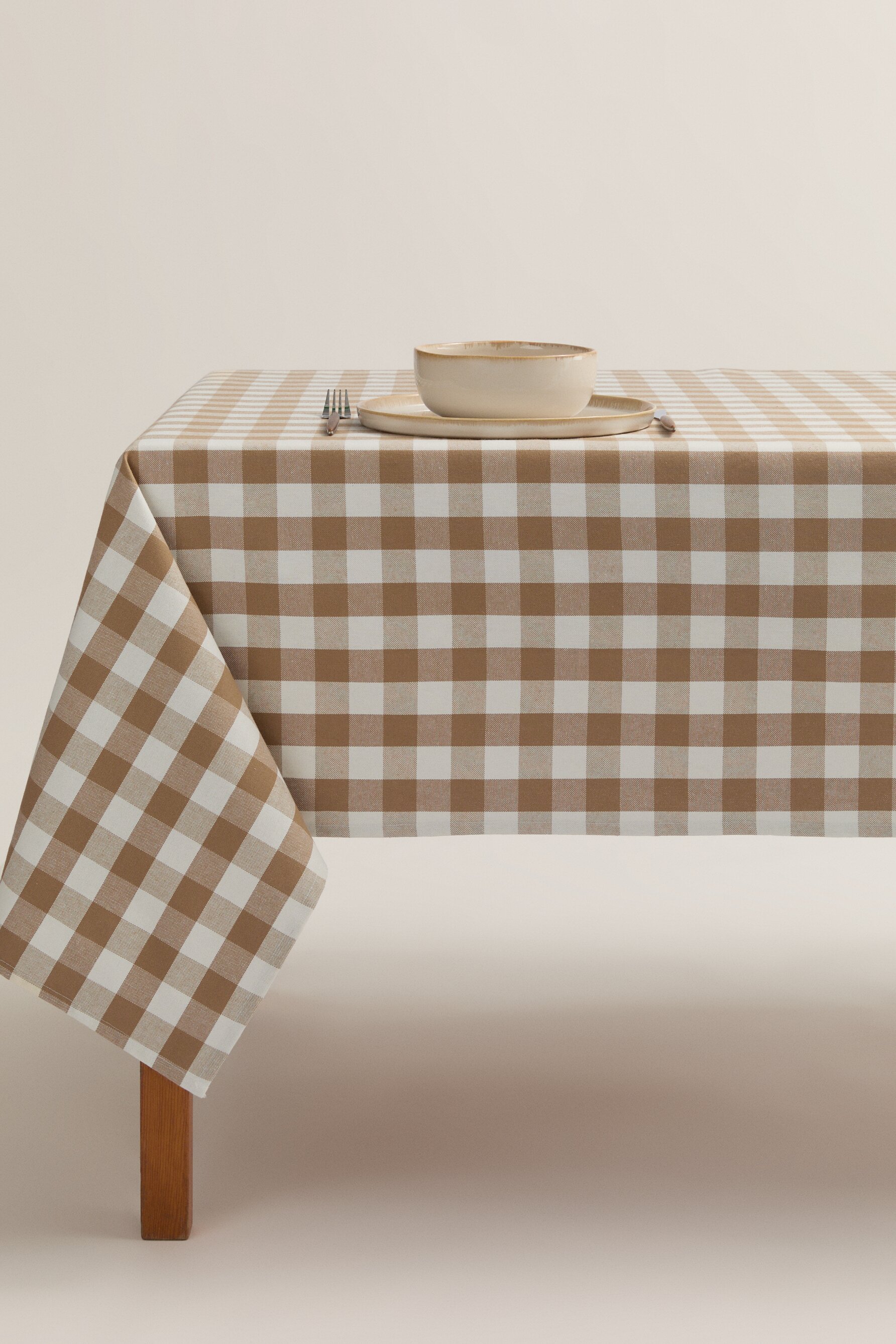 Mantel cuadros 240 cm. x 140 cm.