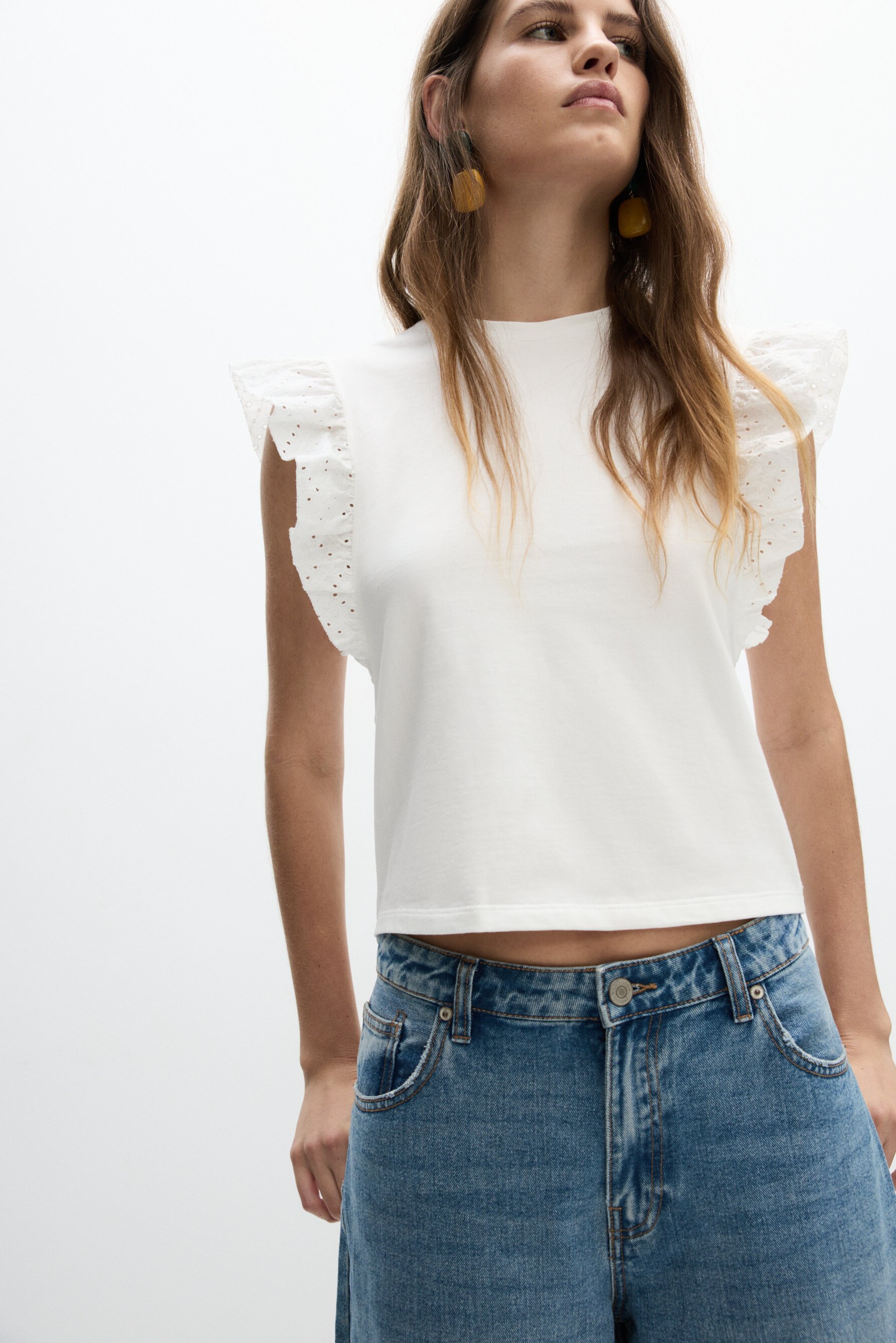 Camiseta volantes bordado suizo