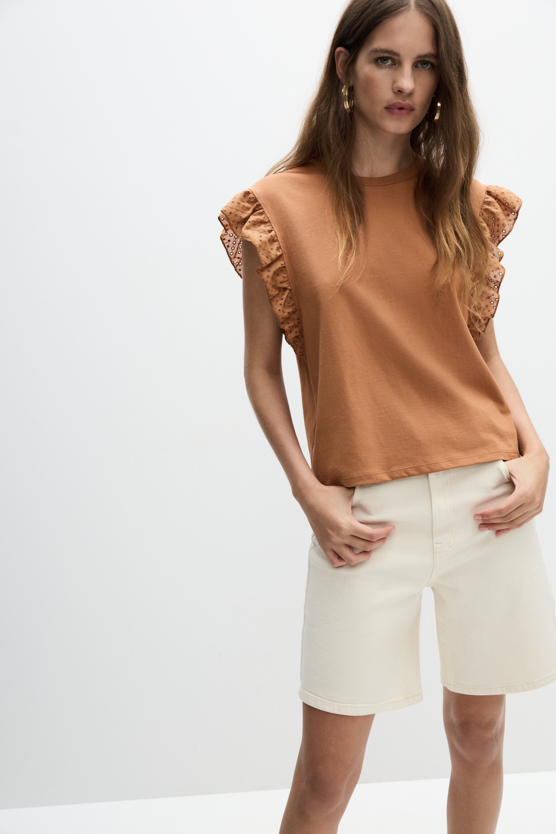 Camiseta volantes bordado suizo