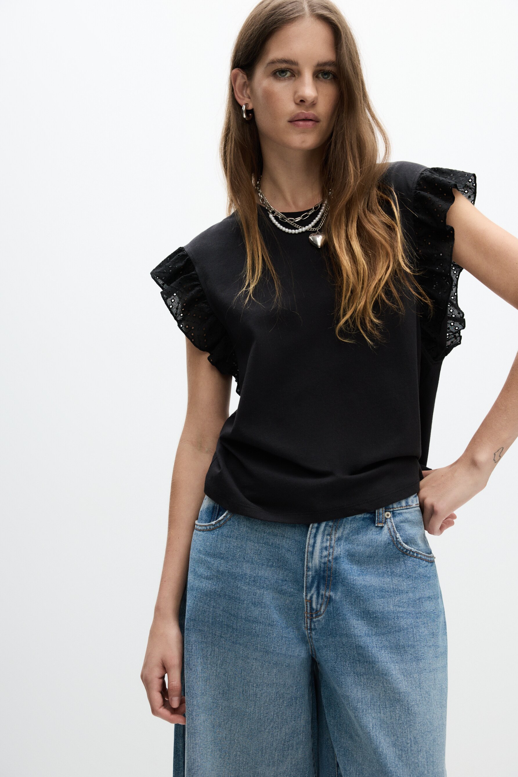 Camiseta volantes bordado suizo