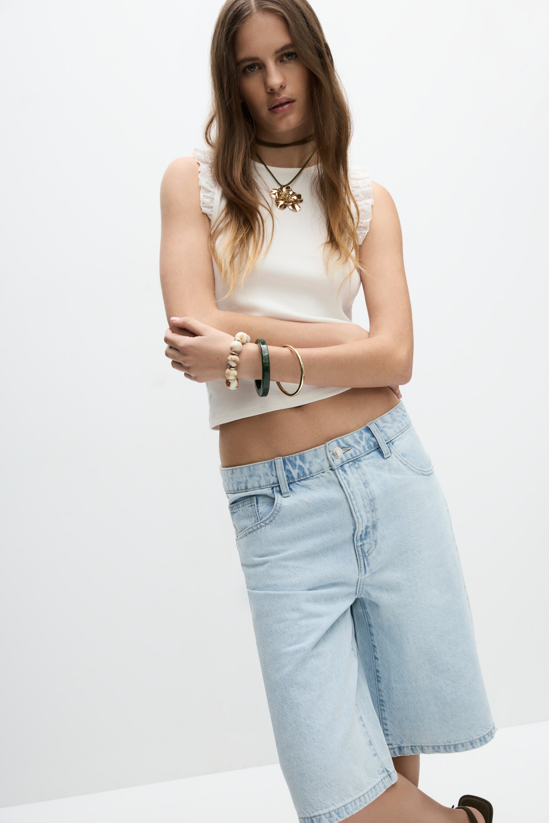 Camiseta manga sisa bordado suizo