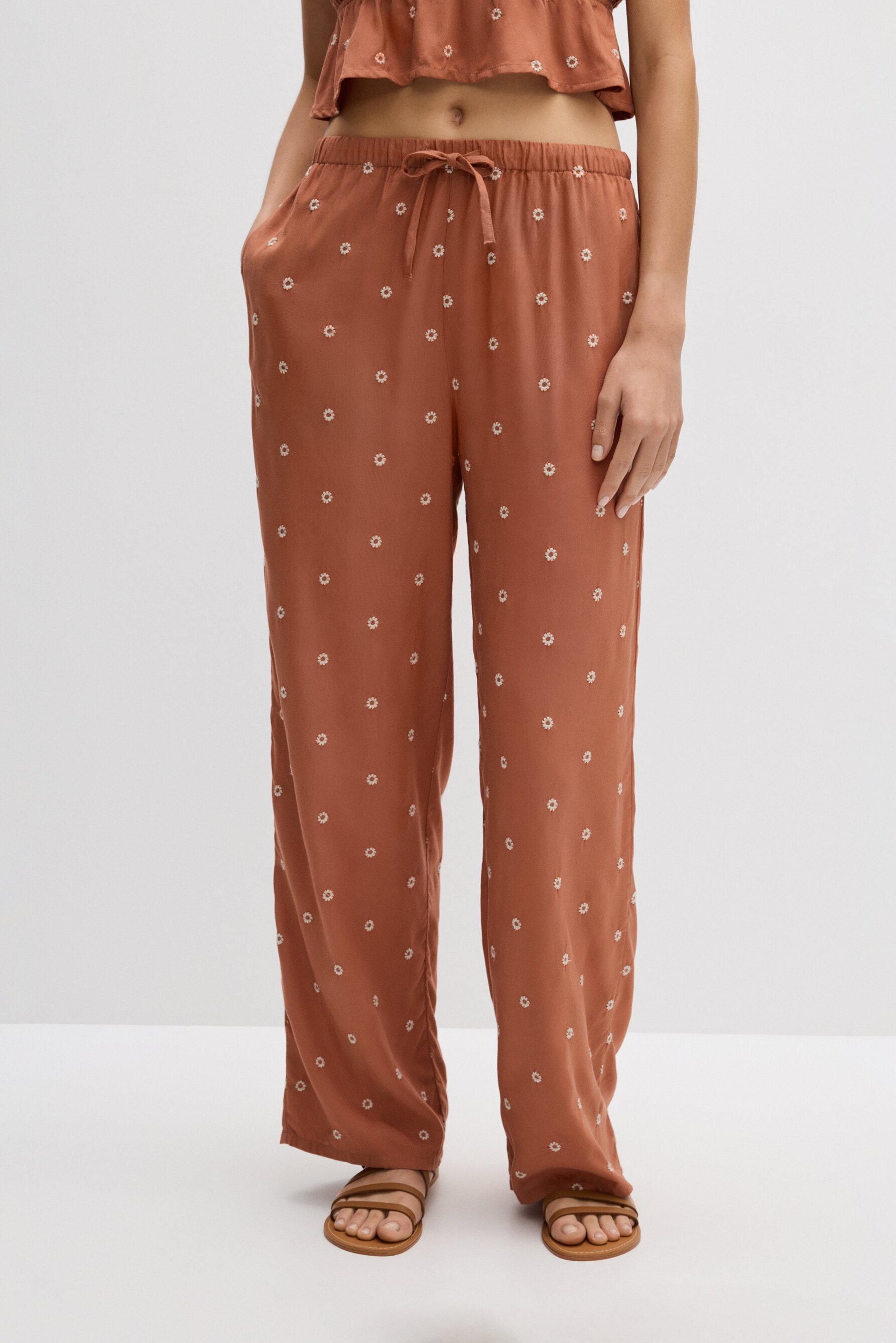 Pantalón jogger bordado