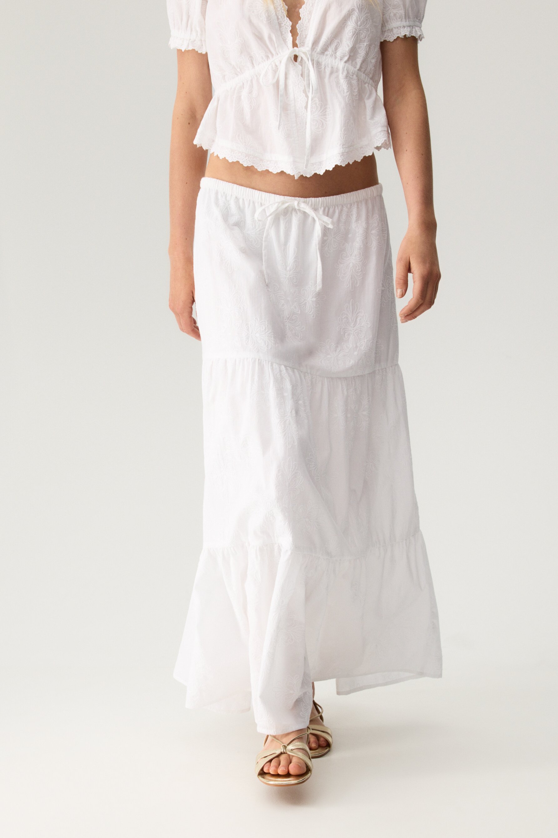 Falda larga bordada