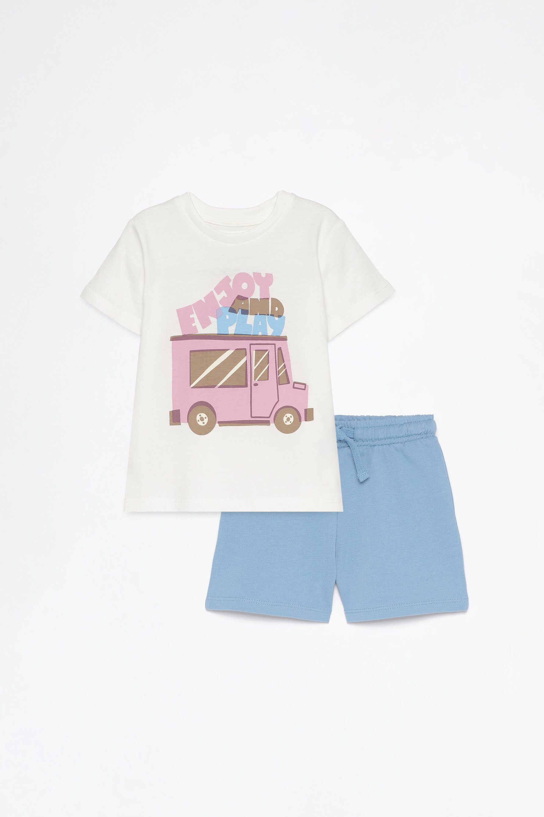 Conjunto camiseta estampada y bermudas