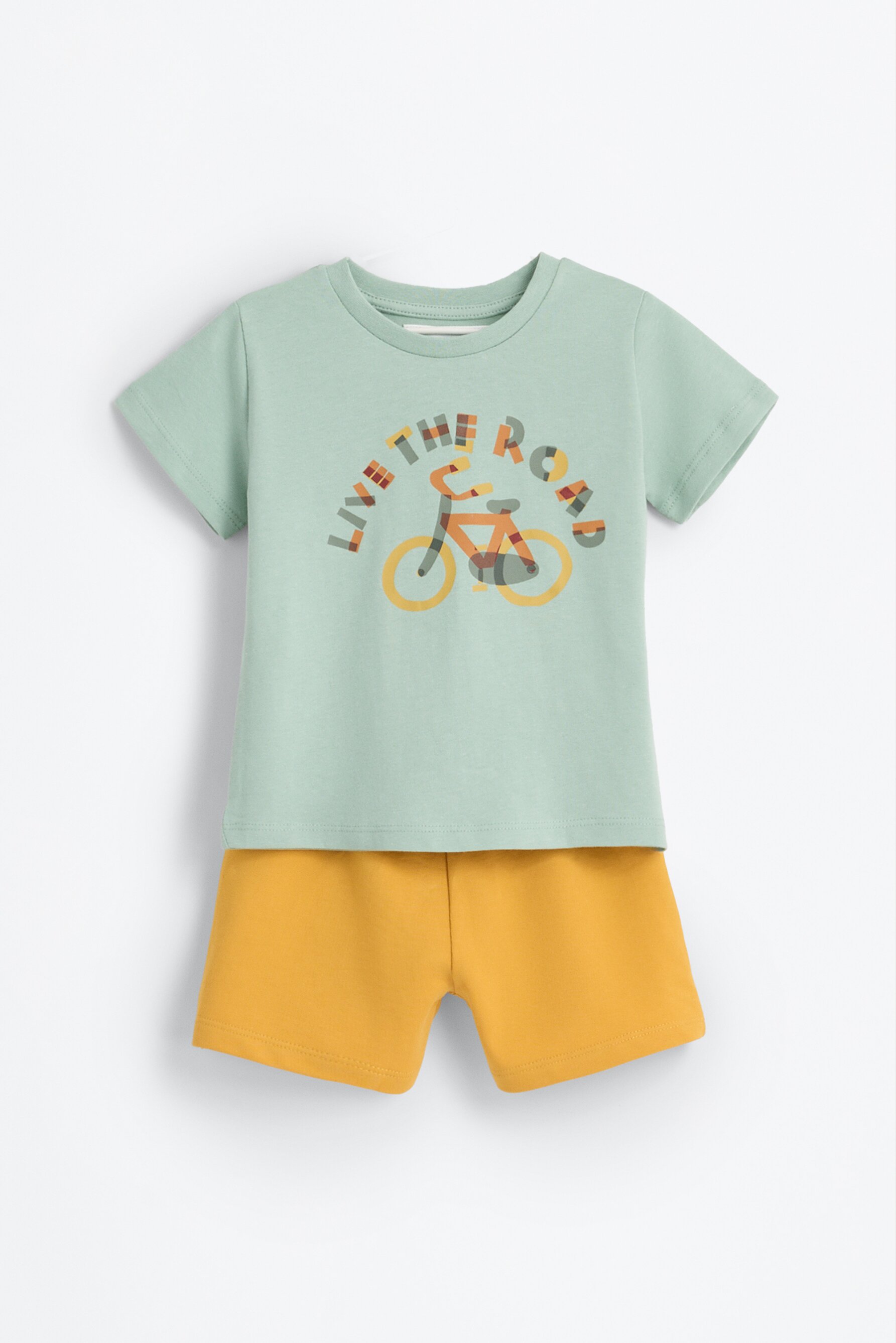 Conjunto camiseta estampada y bermudas