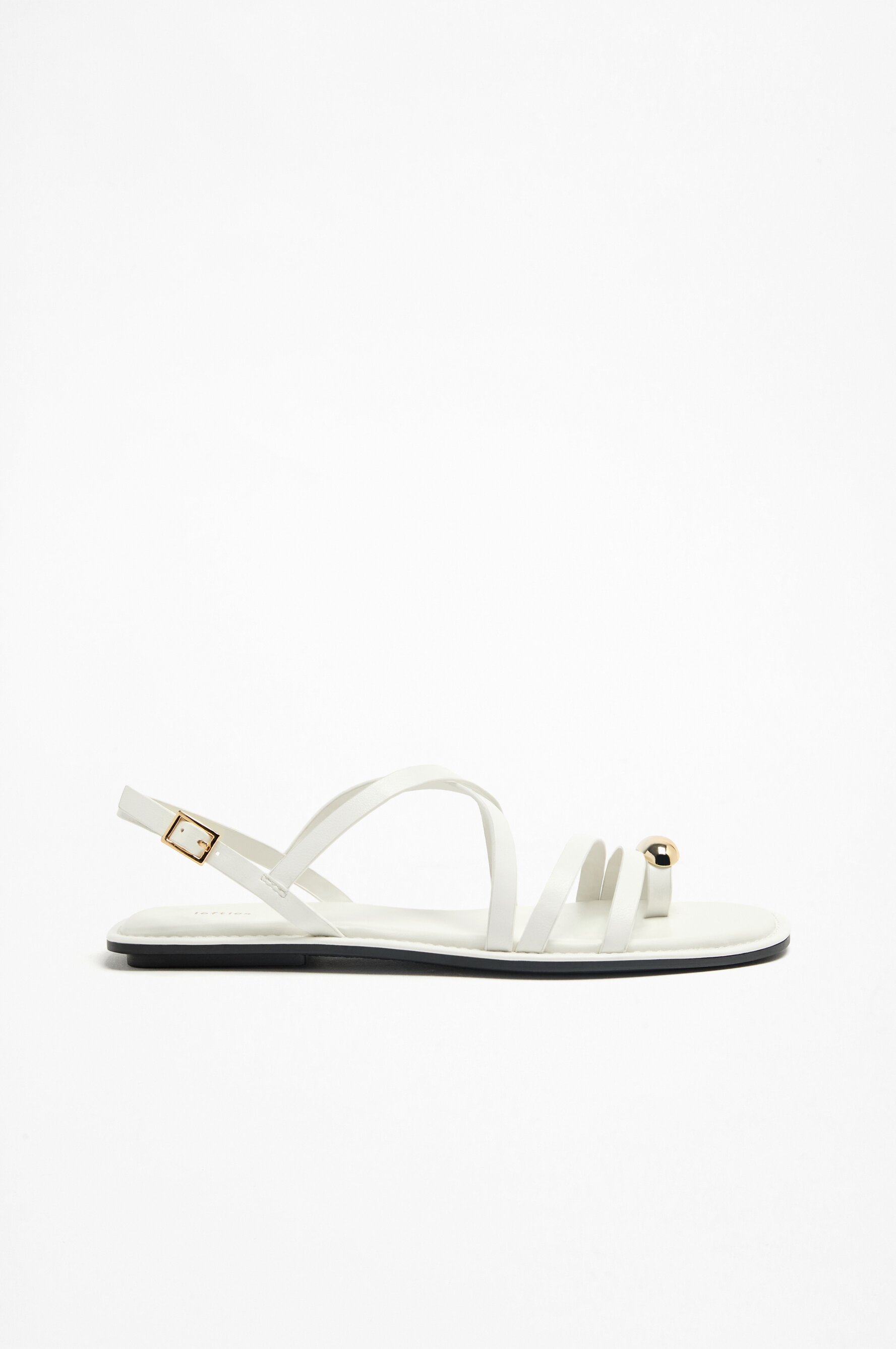 Sandalia plana detalle metálico