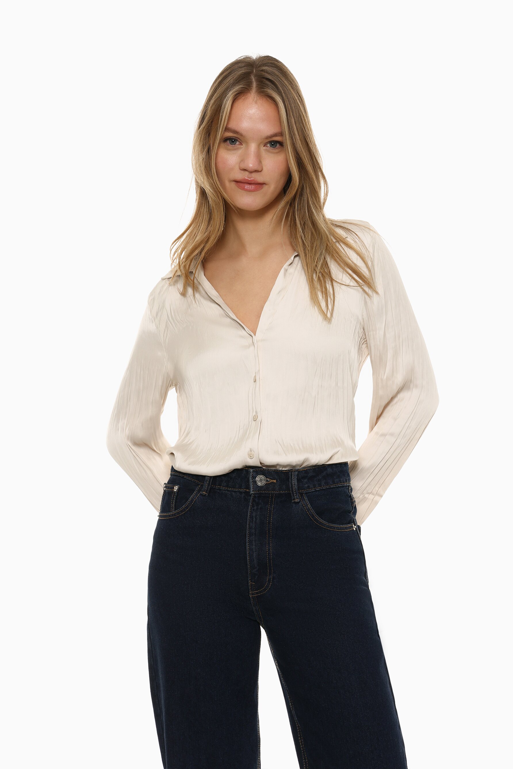 Camisa acetinada enrugada