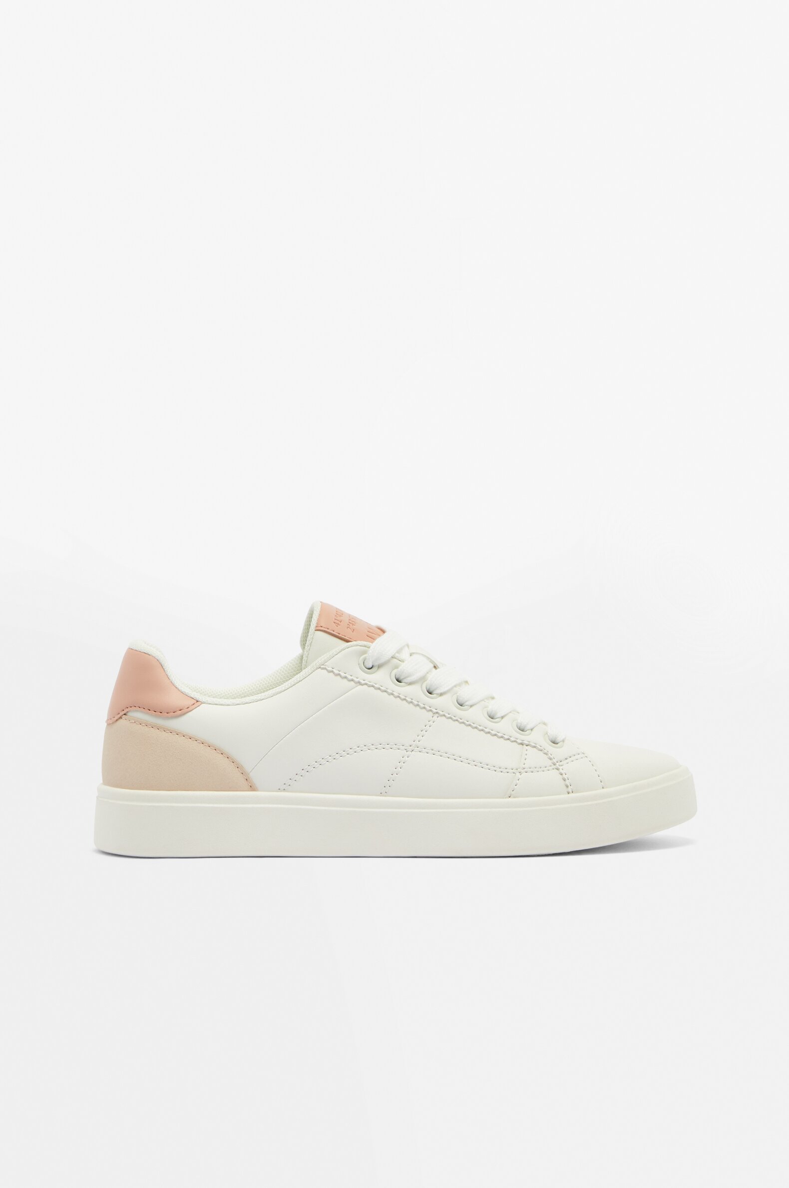 Sneakers with colour detail