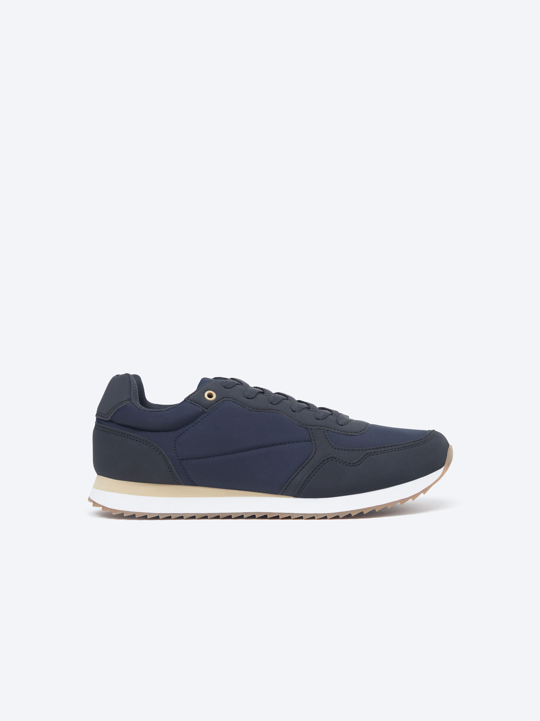 Casual sneakers