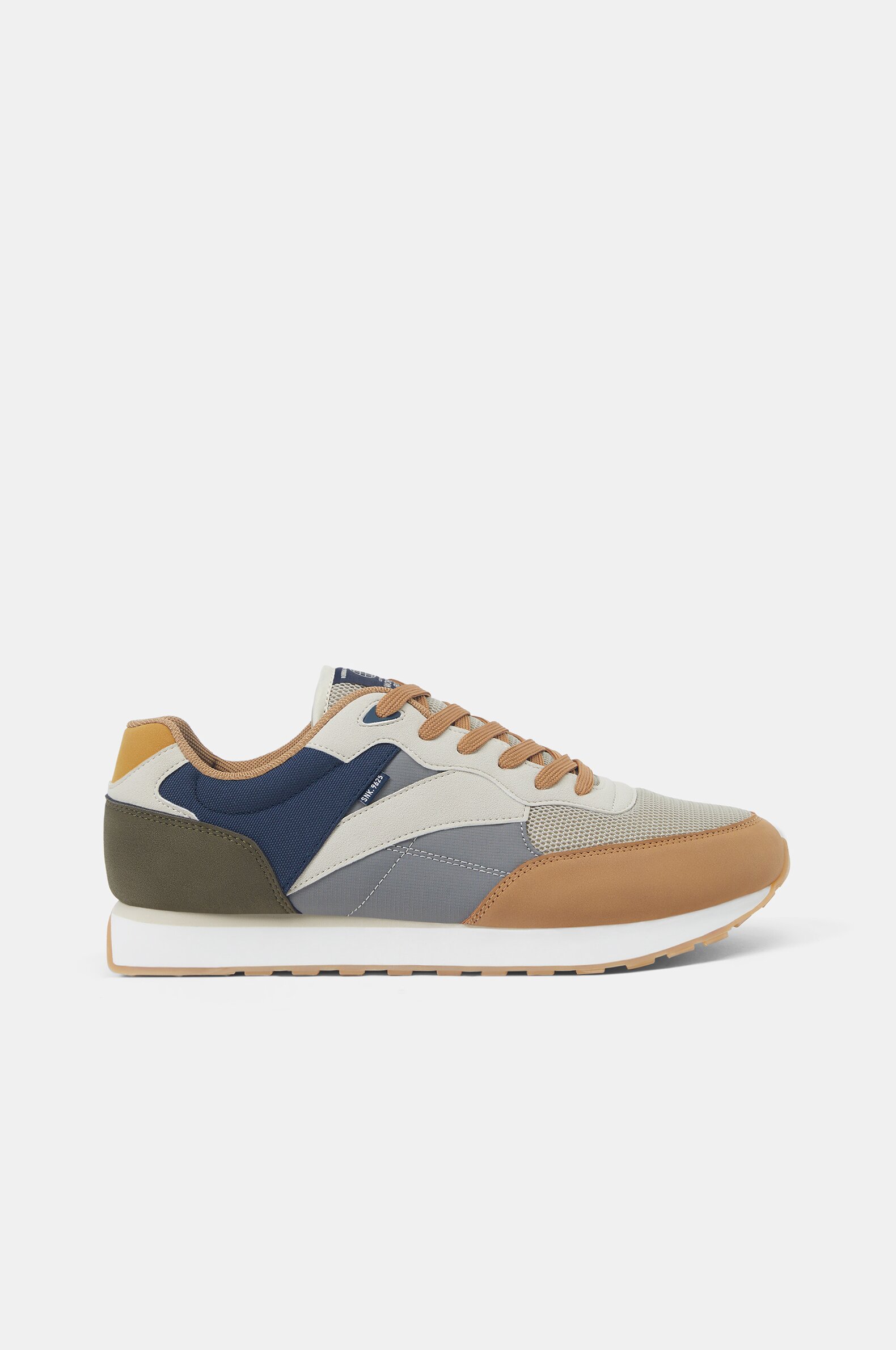 Casual sneakers