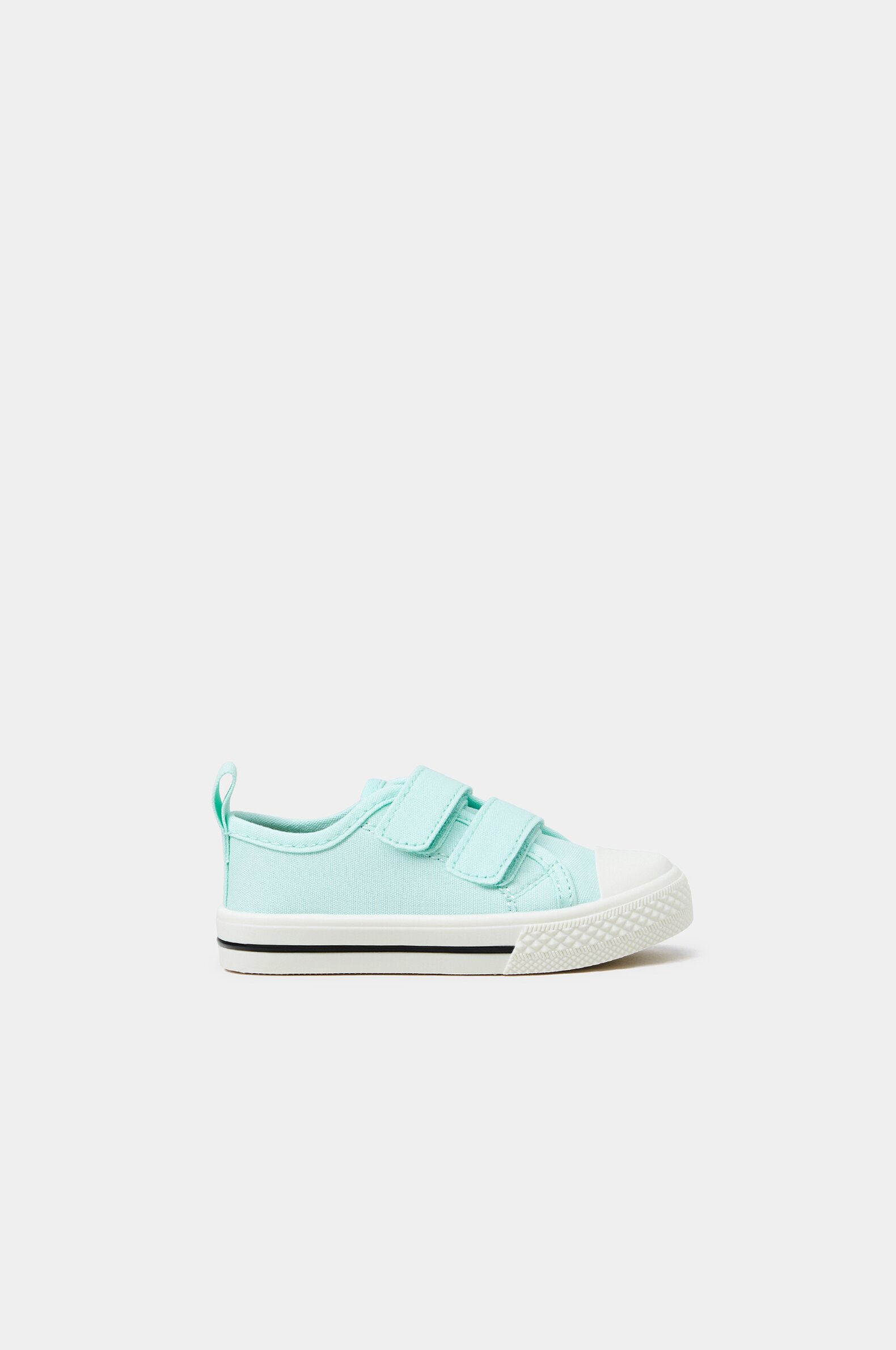 Canvas sneakers with toecap