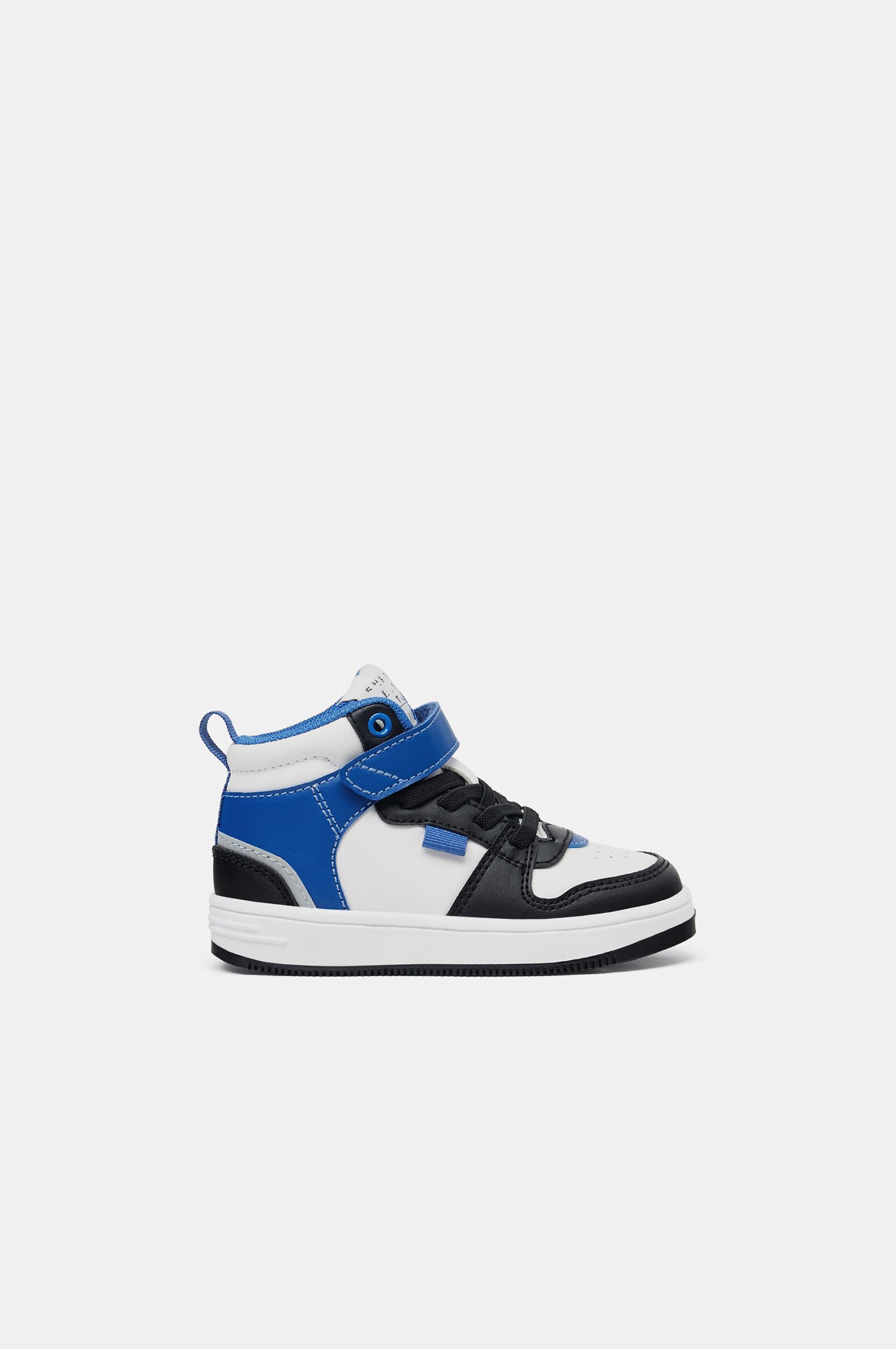 High-top basketball shoes
