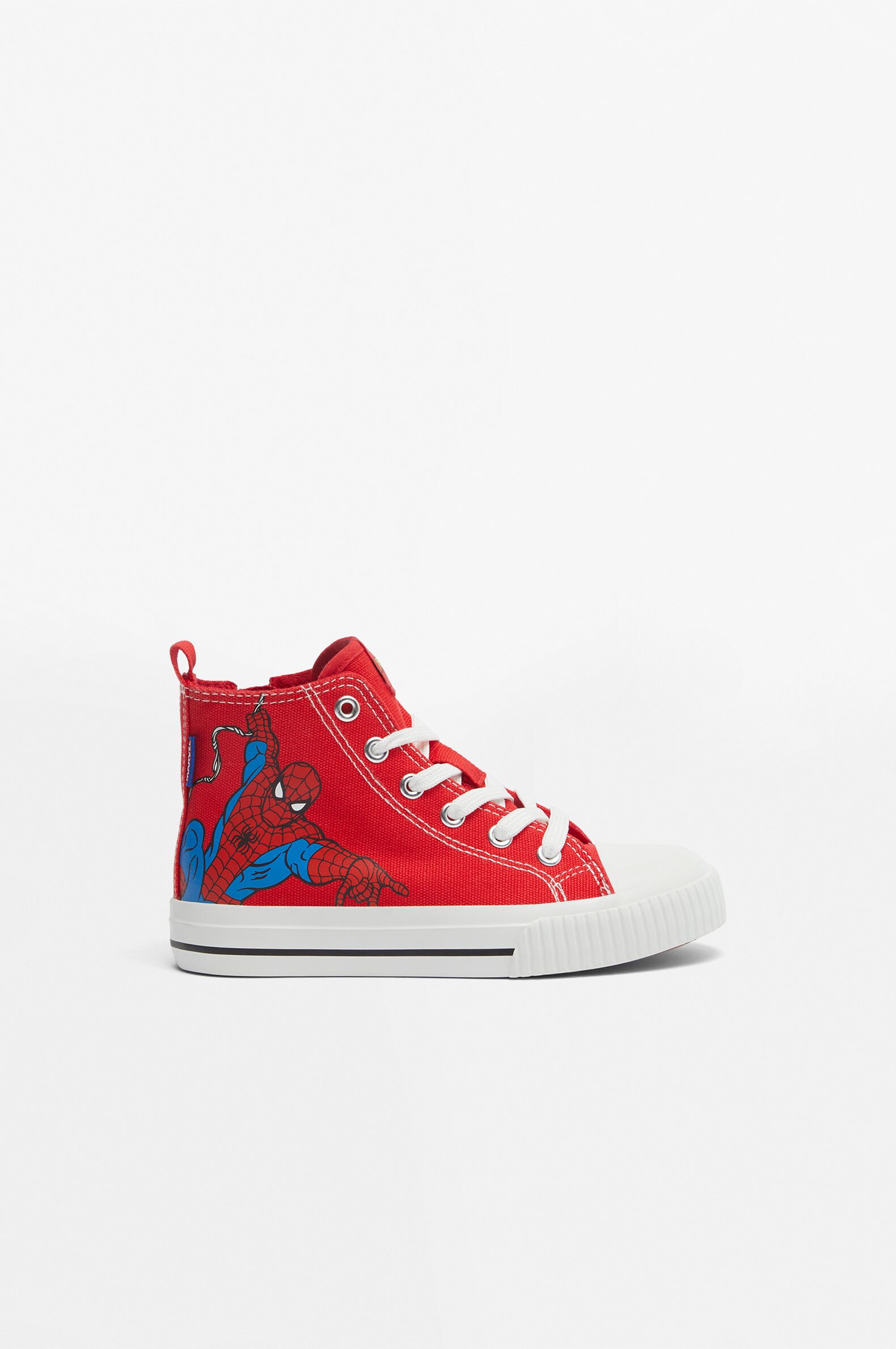 Sapatilhas abotinadas com biqueira do Spiderman ©Marvel