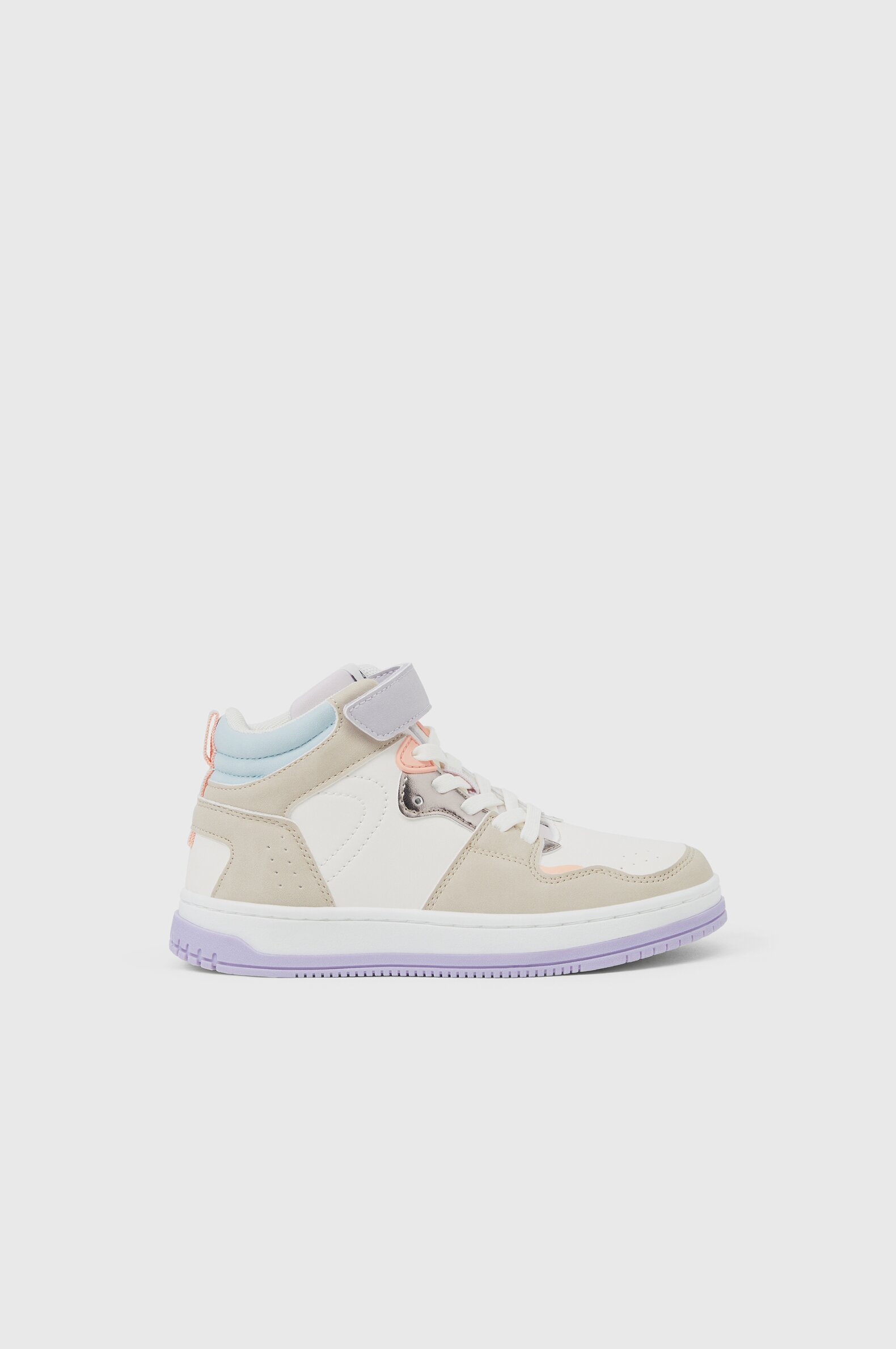 HIGH-TOP STREET-STYLE SNEAKERS