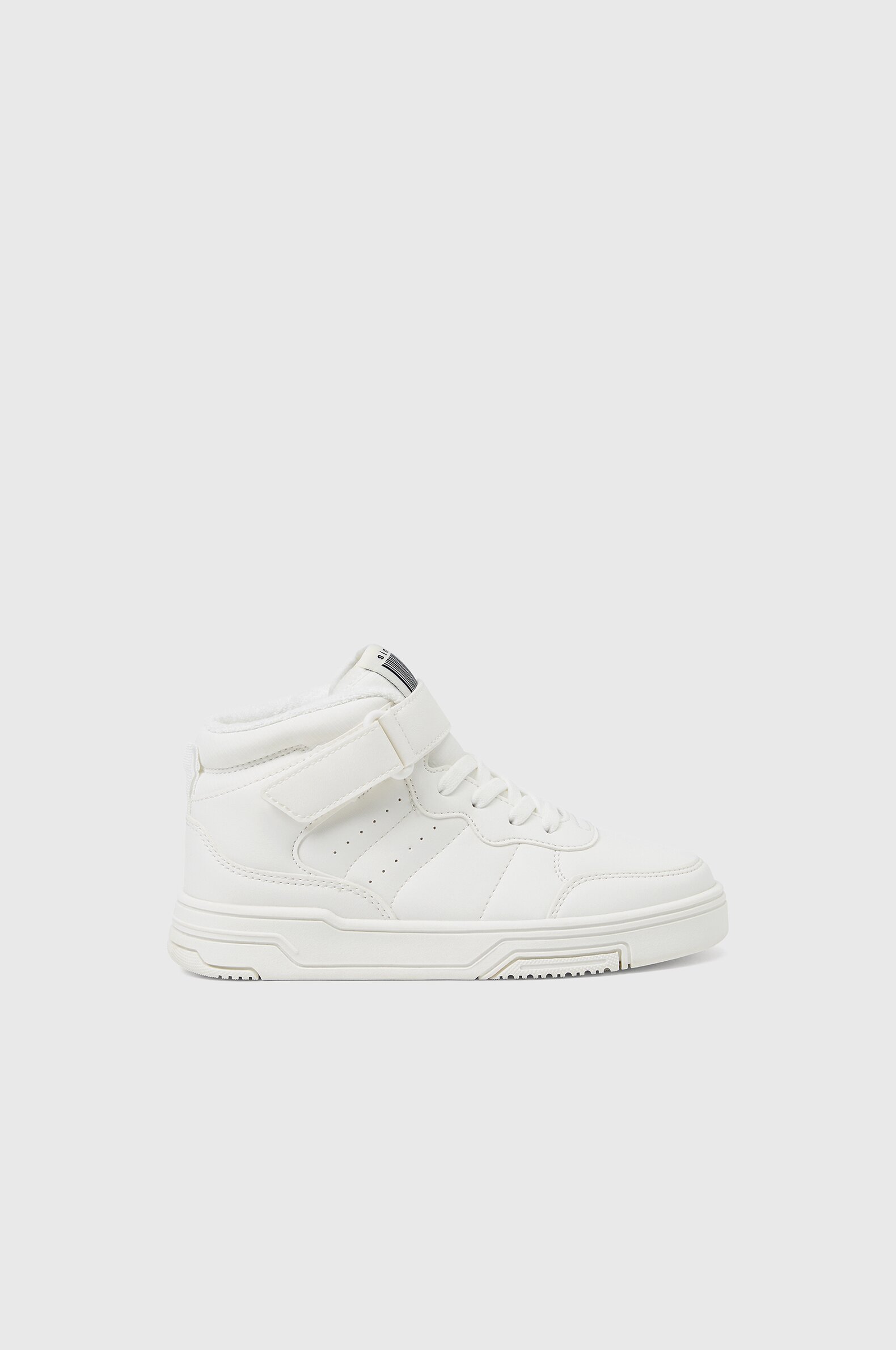 HIGH-TOP STREET-STYLE SNEAKERS