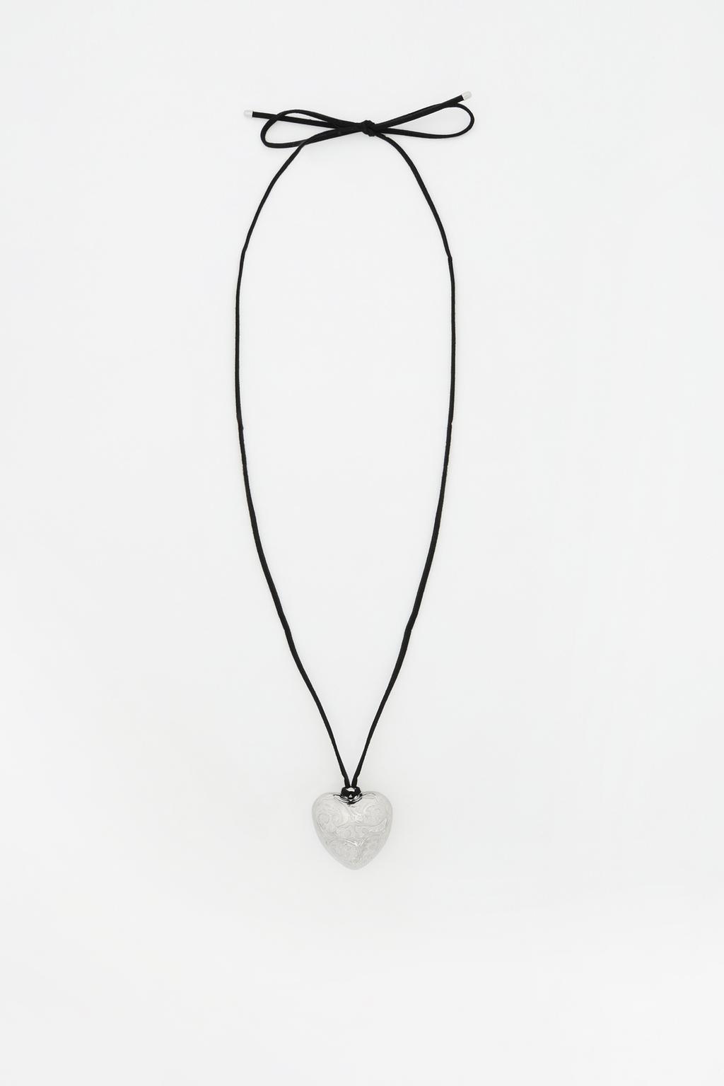 Heart choker necklace