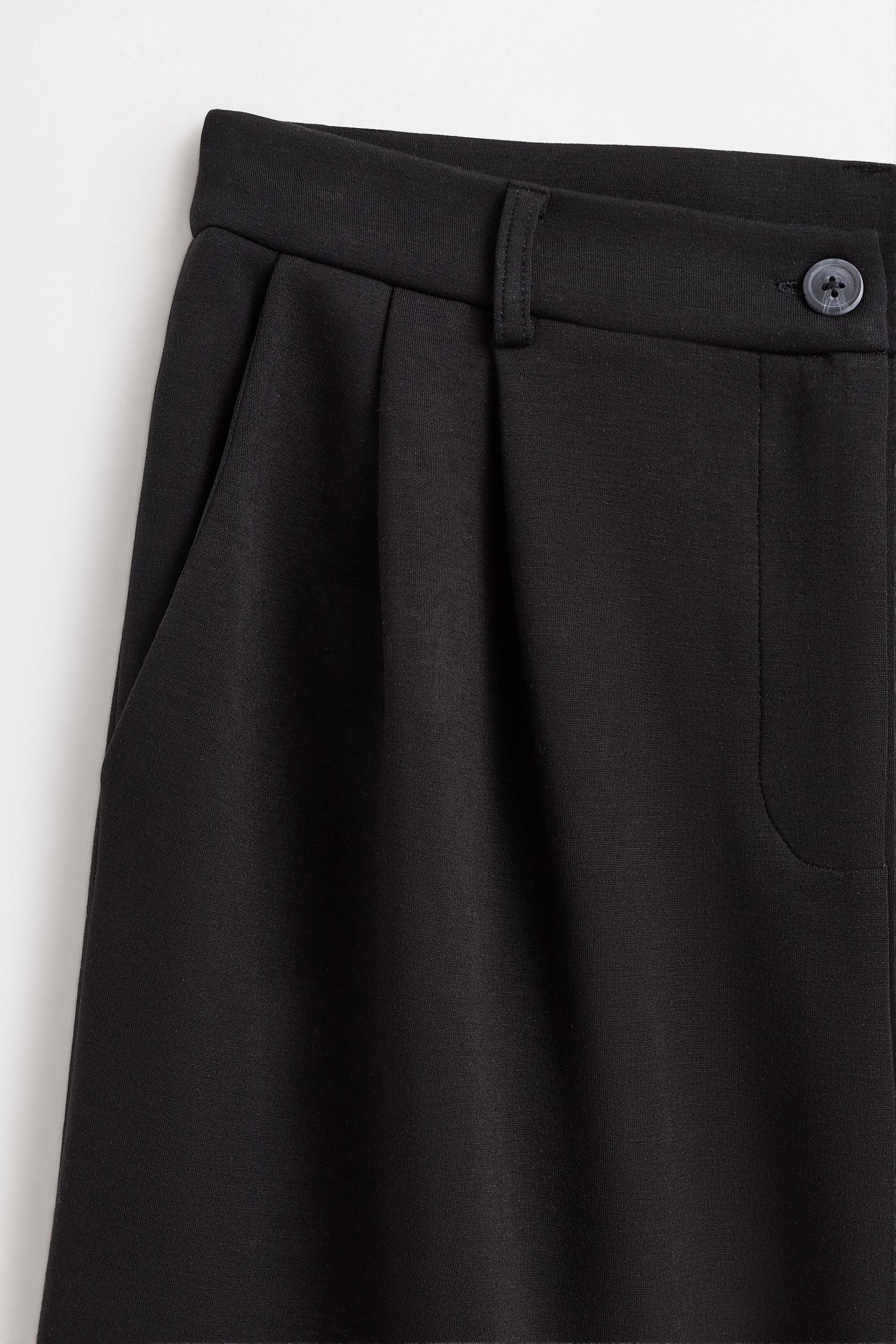 Flowing Bermuda shorts with pleats — BLACK