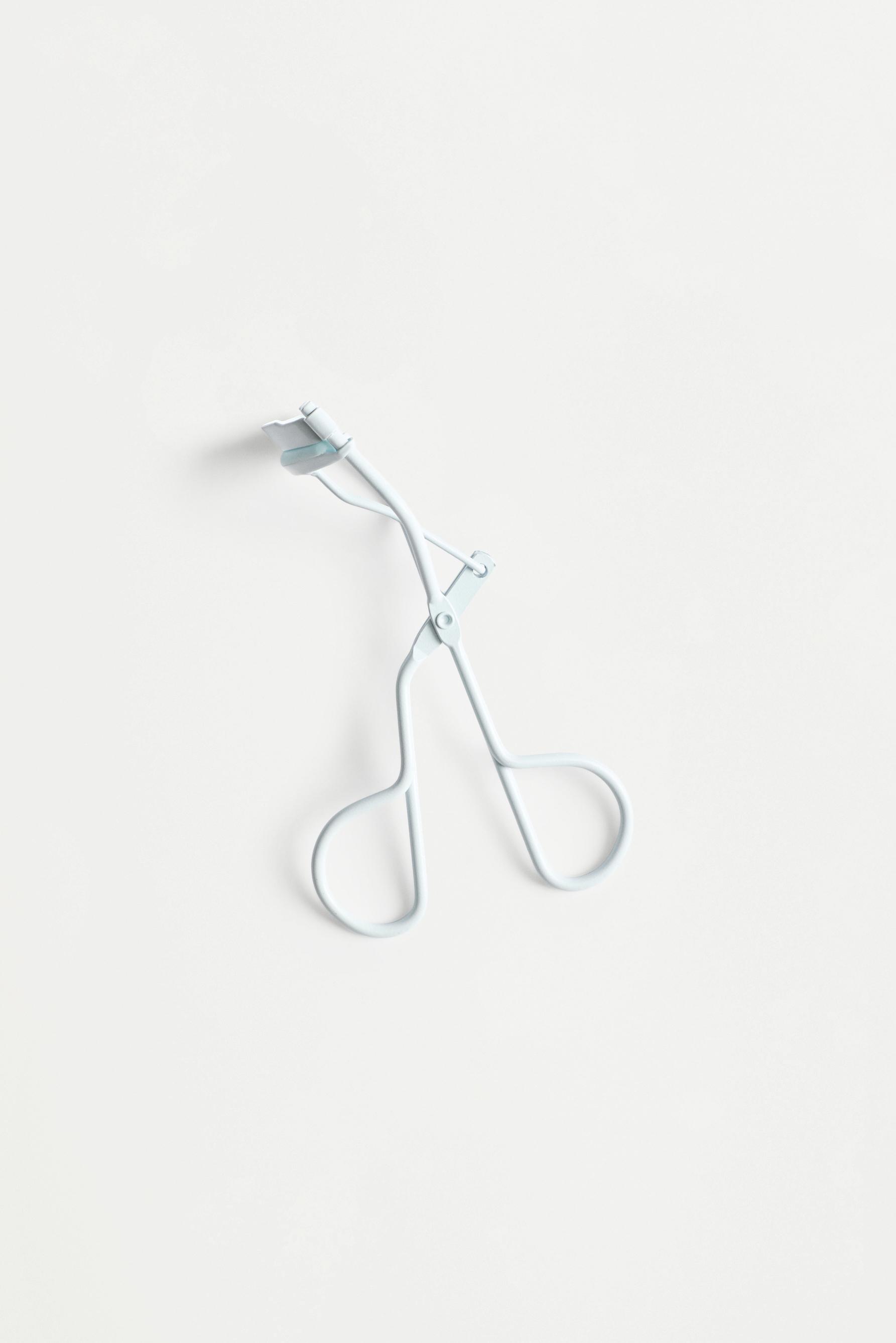 Metal eyelash curler — PASTEL BLUE
